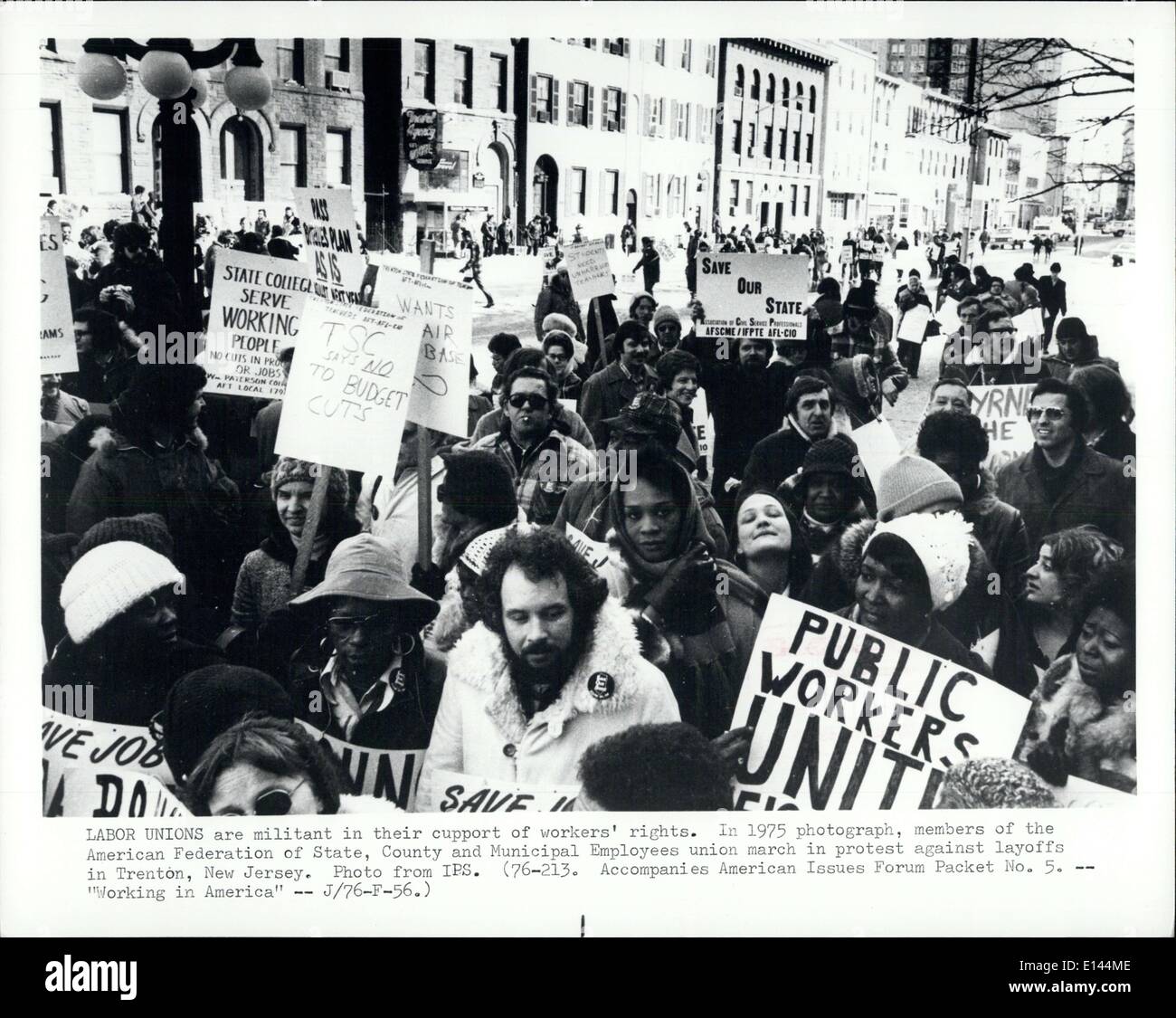 4. April 2012 - sind Gewerkschaften militante in ihrer Unterstützung der Arbeitnehmerrechte. In 1975 Foto März Mitglieder der American Federation of State, County und städtische Angestellte aus Protest gegen die Entlassungen in Trenton, New Jersey. Stockfoto