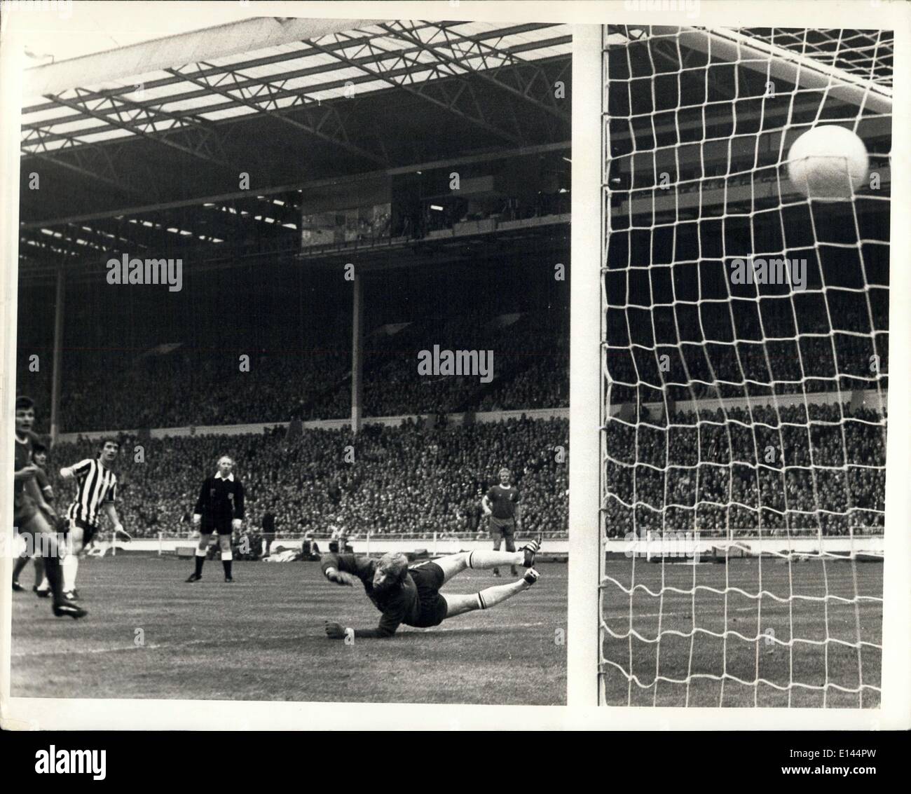 4. April 2012 - Liverpool gewinnt den Cup: Kevin Keegan (zweiter von links) beobachtet, wie sein Schuss die Spitze des Treffens tritt zu registrieren Stockfoto