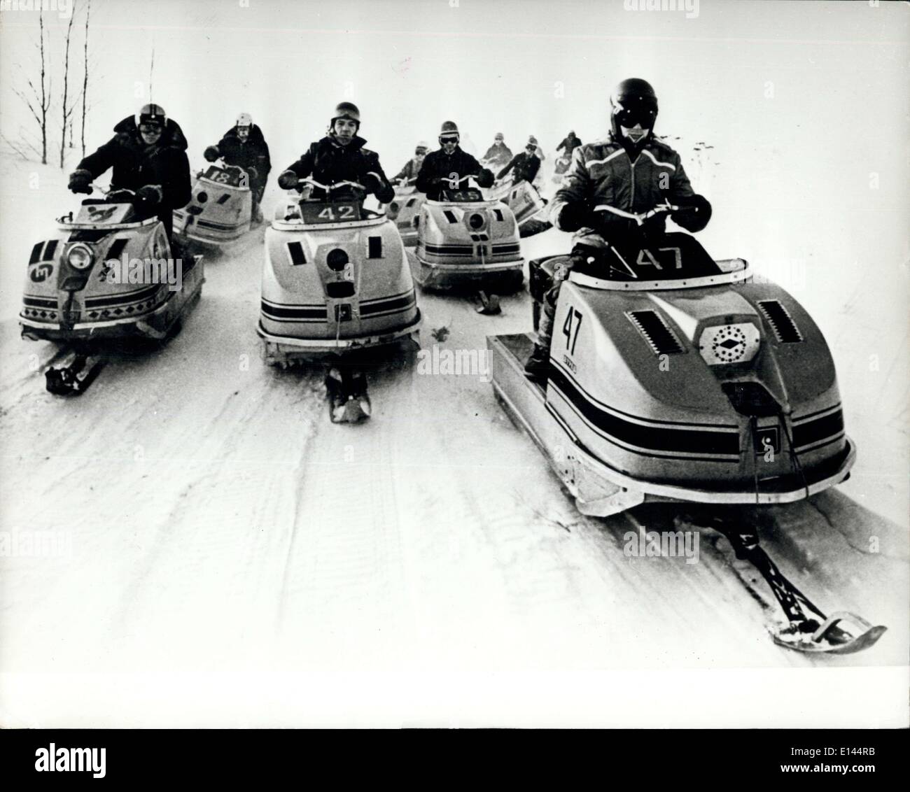 4. April 2012 - Grand Prix an der Wolga: Konkurrenten Line-up in ihrer '' Snowcats'' auf dem Eis Startaufstellung auf der jährlichen Rennen Stockfoto