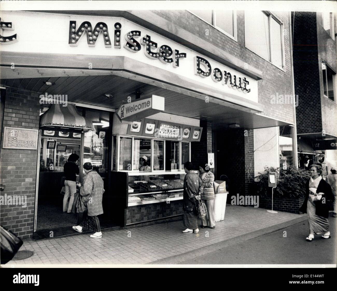 4. April 2012 - Osaka Japan: Japanische Hausfrauen Kauf Donuts bei einem Mister Donut-Shop in Osaka Japan. Stockfoto