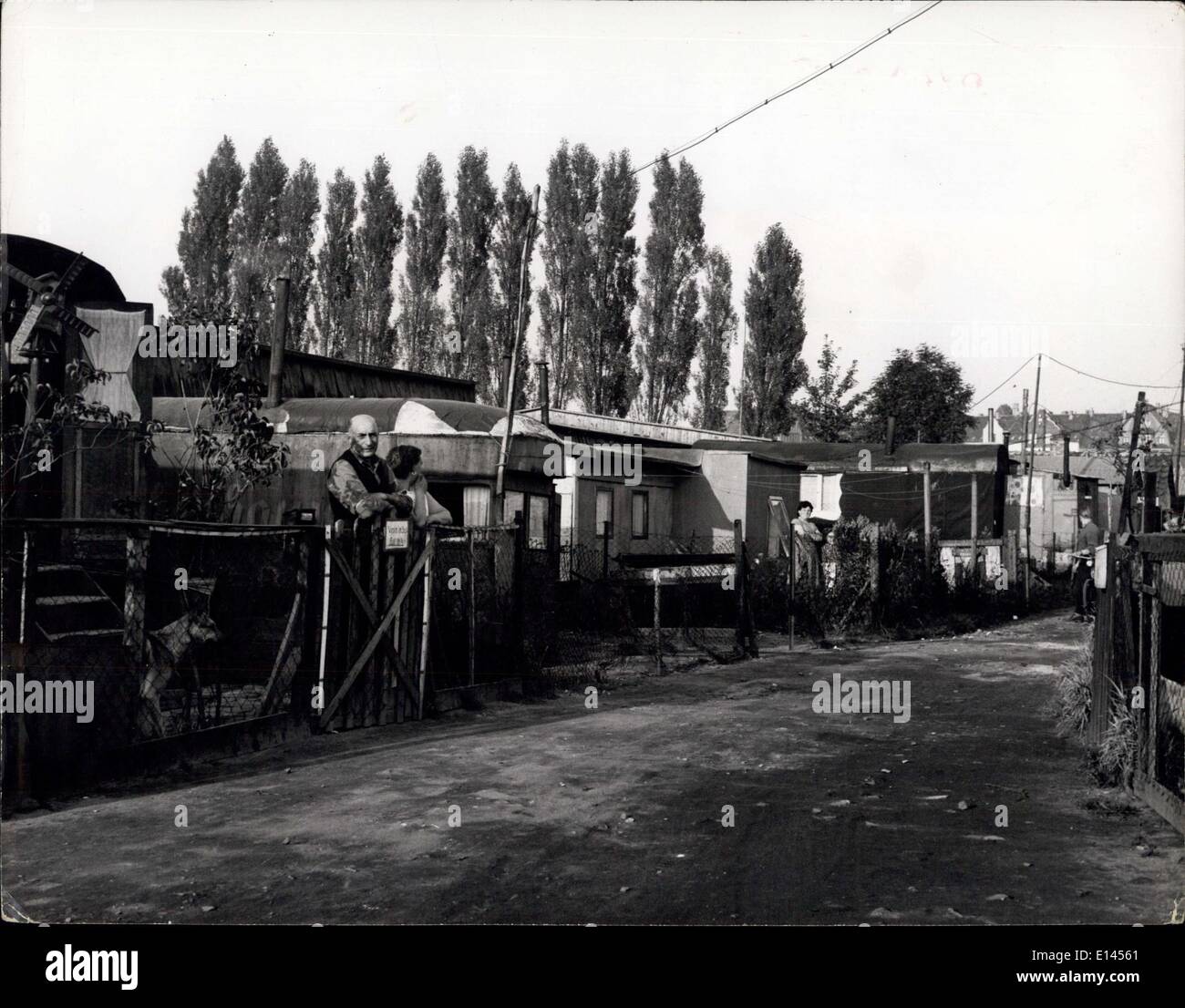 04. Apr 2012 - Häuser -  Europas verbliebene Flüchtlinge!: Das sind die Wohnungen, in denen Männer und Frauen, die während des Krieges aus ihren Heimatländern vertrieben wurden, nach mehr als 10 Jahren Frieden noch existieren! Sie befinden sich in einem Flüchtlingslager in der Nähe von Hannover. Die Hoffnungen von sturn auf die Heimat sind längst aufgegeben worden. Die Bemühungen der Autorität (UNRRA) widmen sich heute der Integration der Flüchtlinge in die Gemeinschaften, in denen sie heute in Lagern leben. Aber seine ist nicht einfach.. Stockfoto