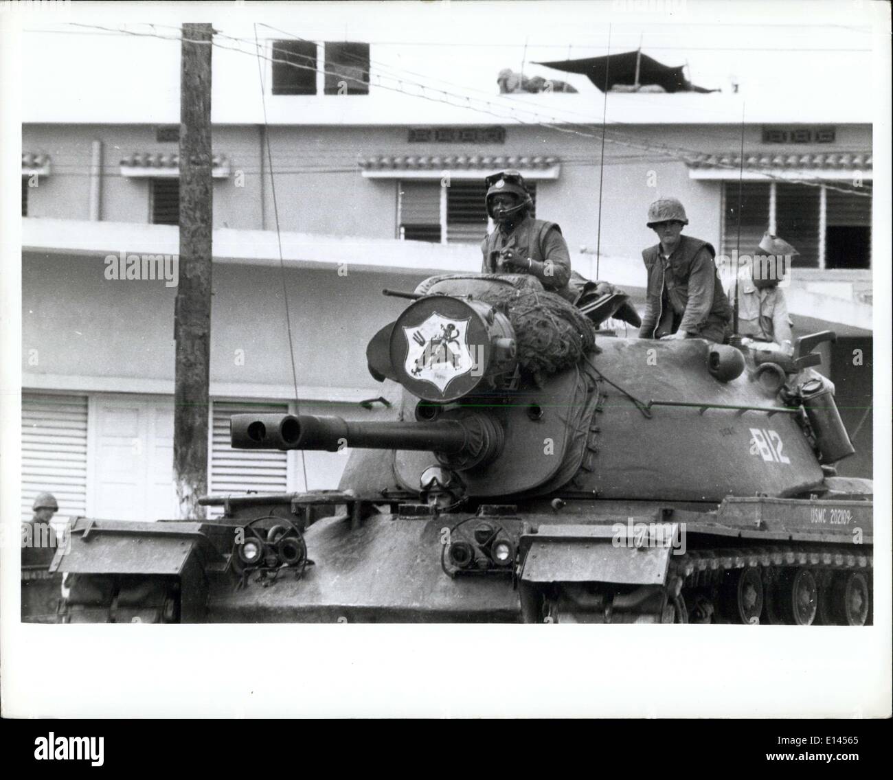 4. April 2012 - US-Truppen in Santo Domingo: amerikanische Panzer halten wachsames Auge auf die Kämpfe zwischen '' J'' Truppen mit ihren Panzern gegen '' Rebell '' Mörser. Stockfoto