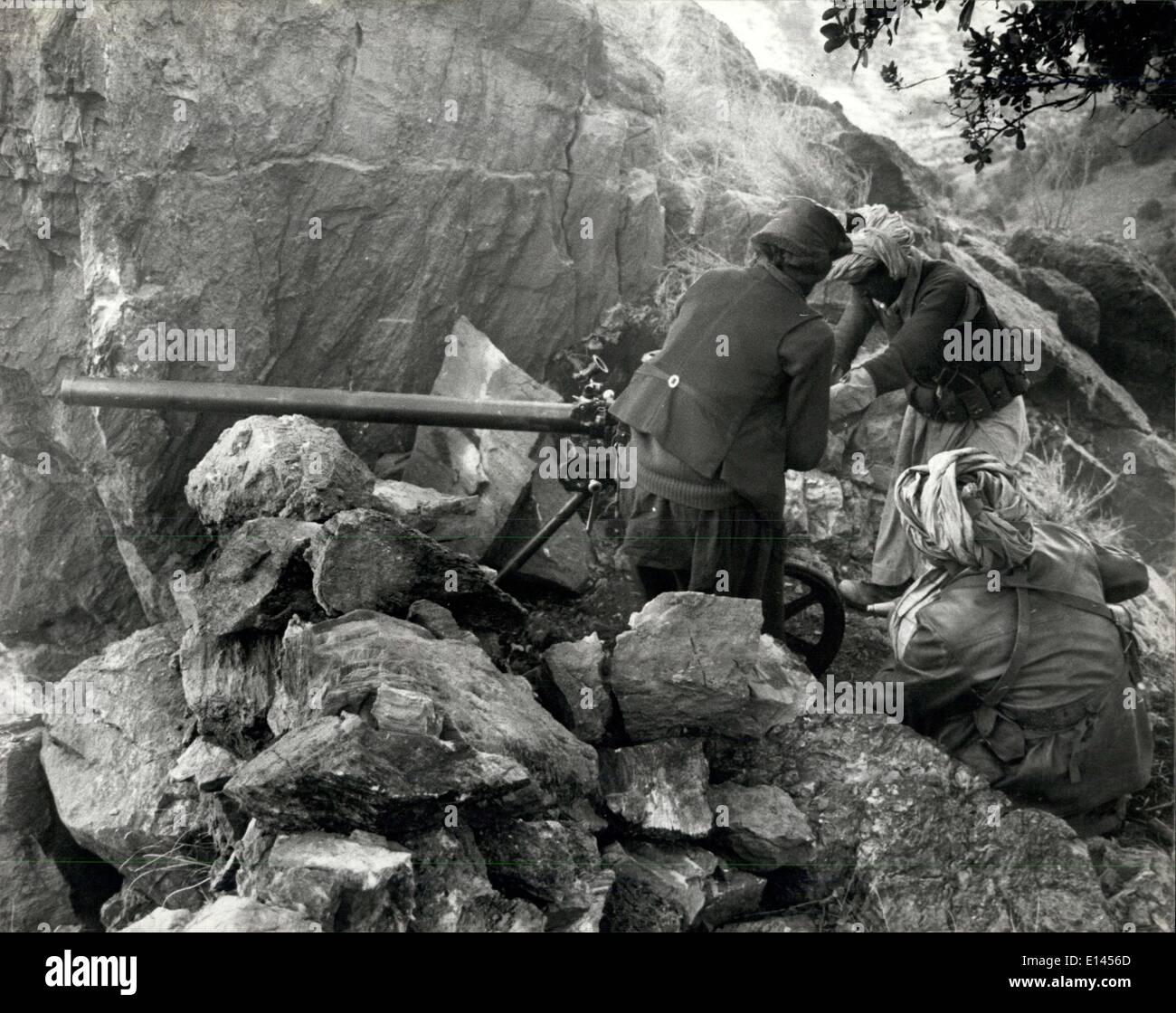 4. April 2012 - Rebellen Mojahadin in Aktion. Mit dem Ende des Winters wurden die Mojahadin Rebellen in Afghanistan verstärken ihre Offensive gegen die afghanischen und sowjetischen Besatzungstruppen. Diese letzten Bilder vom britischen Fotografen Ken Guest die gerade zurückgekehrt ist, von mehreren Monaten Leben mit einer Mojahadin-Gruppe in Paktia Region des Landes (nahe der Grenze zu Pakistan) zeigen Mojahadin Mann-Verpackung, Positionierung und brennen eine 75-mm-Geschütz gedacht, um der chinesischen Ursprungs sein. Eine solche Klage soll belästigen, als den Feind zu erfassen Stockfoto