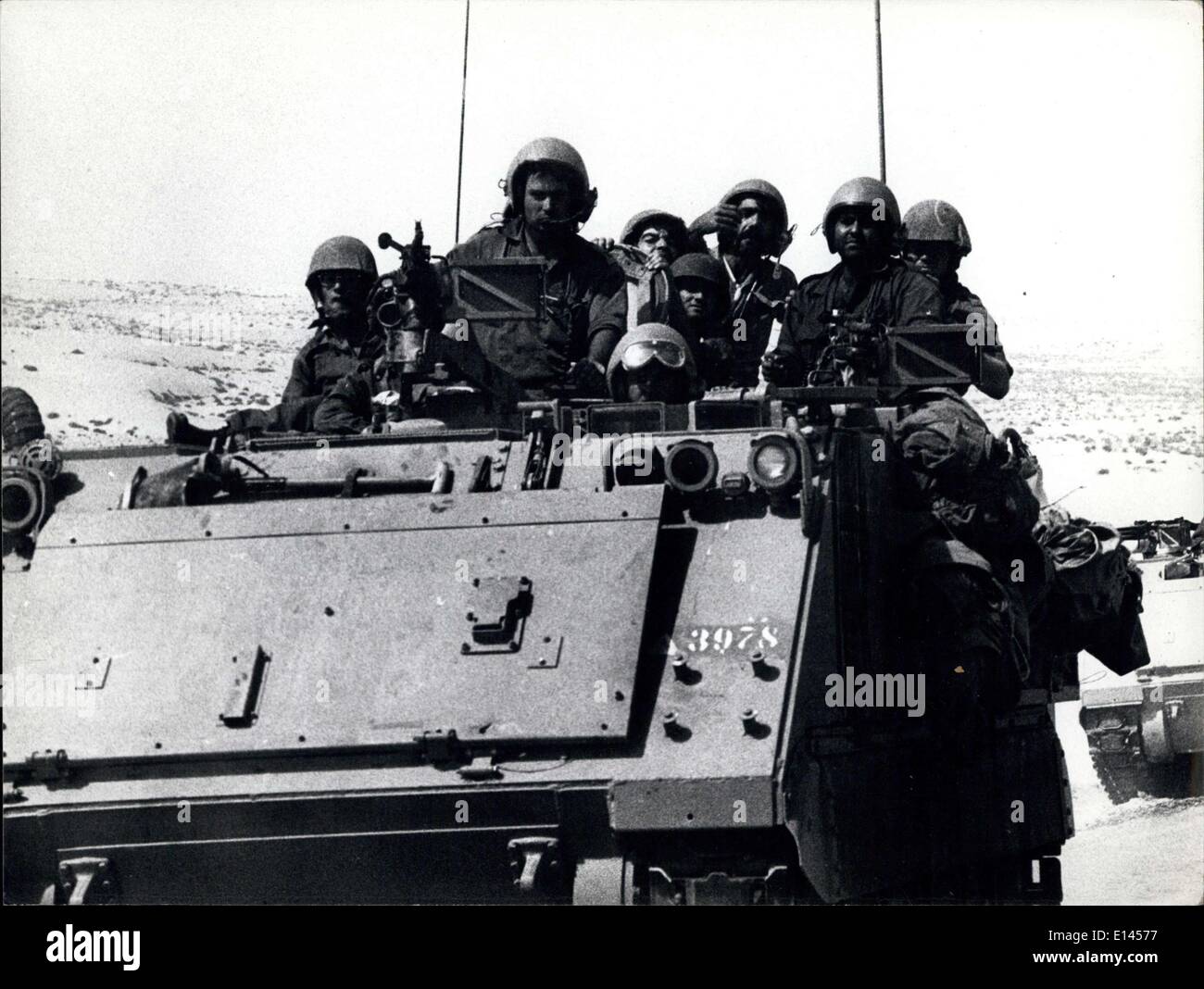 4. April 2012 - gepanzerte israelische Autos in der Wüste Sinai Stockfoto