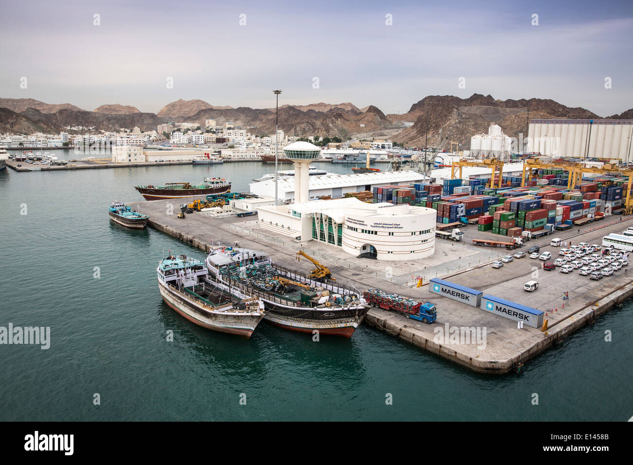 Oman, Maskat, Hafen Mina als Sultan Qaboos. Hafen von Containern. Sehen Sie auf Kreuzfahrt-terminal Stockfoto