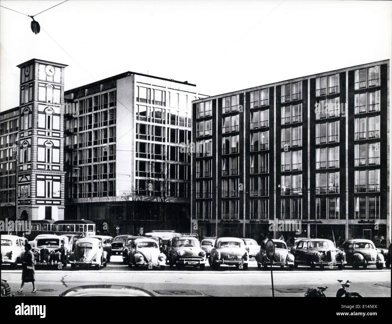 4. April 2012 - die '' Maxburg'' eine der modernsten Gebäudekomplexe von München. Bauen an der Stelle eines fürstlichen Palais, während des Krieges zerstört wurde. Die '' Campanile'' linke Seite ist der einzige Zeuge der ehemaligen Maxburg, die aufgrund lokaler patriotische Ideen entfernt wurde. Stockfoto