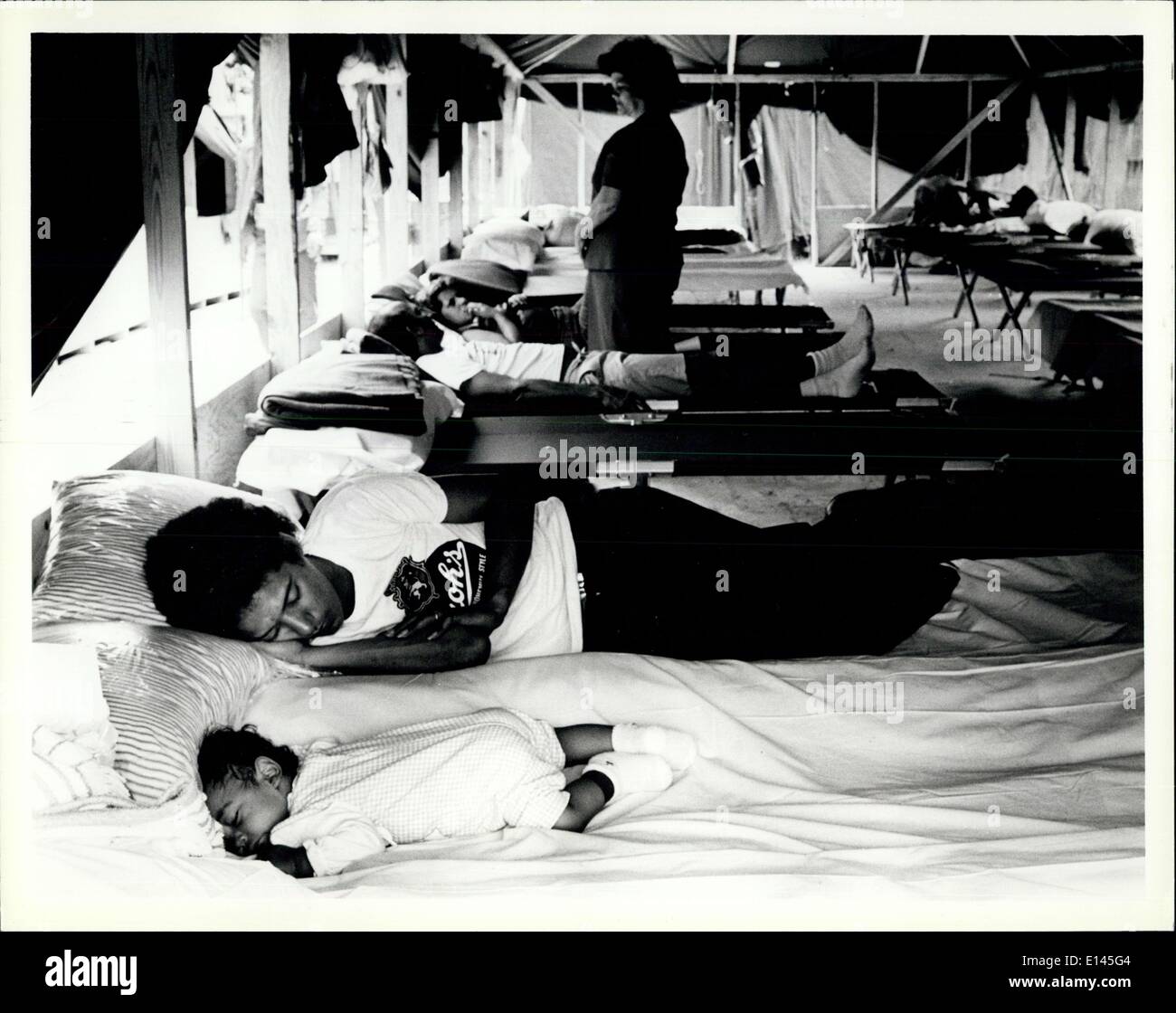 4. April 2012 - schlafen Vater und Baby in ihrer temporären Leinwand Zuhause in der Zeltstadt am Fort Walton Beach Messegelände. Stockfoto