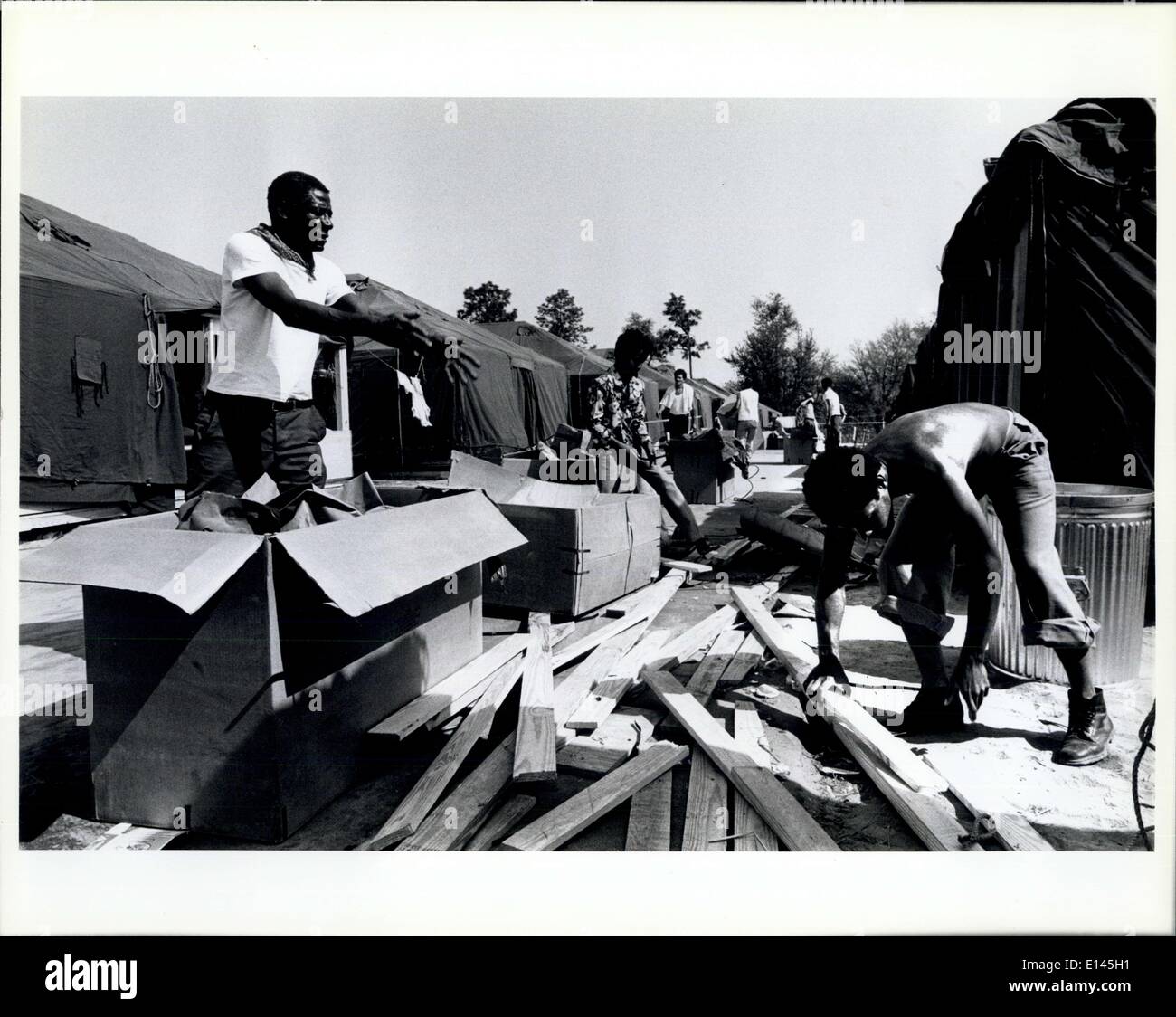 4. April 2012 - kubanische Flüchtlinge in Tonhöhe zu helfen, reinigen Sie den Bereich in der Zeltstadt errichtet, auf dem Messegelände Fort Walton Beach / Eglin Air Force Base. Stockfoto