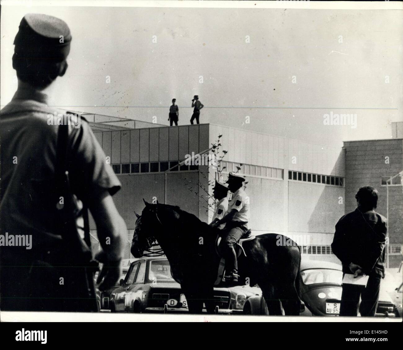 4. April 2012 - Mai 1975 den Prozess gegen führende Mitglieder der Baader/Meinhof-Gruppe in Stuttgart. Der Prozess gegen Andreas Baader, Ulrike Meinhof, Gudrun Ensslyn und Jan-Carl Raspe, führende Mitglieder der so genannten Baader/Meinhof-Gruppe in Stuttgart eröffnet. Die Studie, die drei Jahre der Vorbereitung, nahm jedoch nur 7 Stunden dauerte, dann wurde es auf vertagt 36. Jun. Foto zeigt: Die Szene vor dem Gericht in Stuttgart das unter strenger Bewachung in der ersten mündlichen Verhandlung Stand. Stockfoto