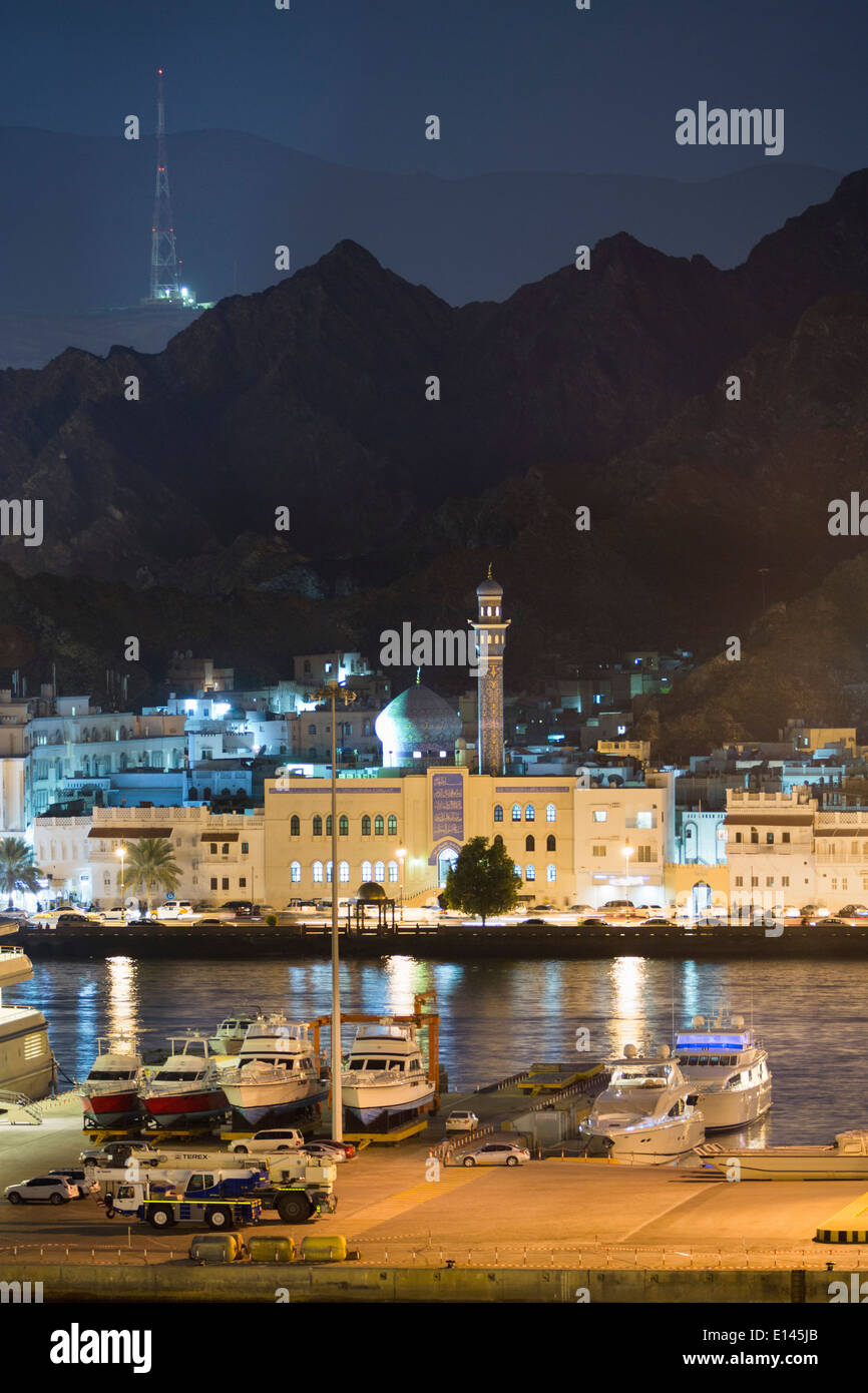 Oman, Maskat, Hafen Mina als Sultan Qaboos Moschee. Hintergrund Mutrah Altstadt Stockfoto