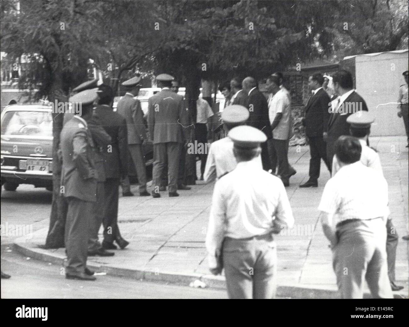 4. April 2012 - ist El Al Airways in Athen terroristische Bedrohung die arabische durch Polizeibeamte zum Auto dieser ägyptischen Botschafter weggenommen Stockfoto