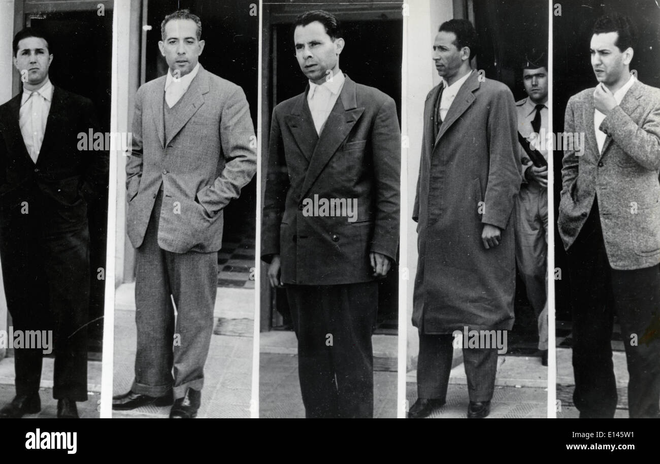 Datei - Ahmed Ben Bella, (25. Dezember 1918 - 11. April 2012), war ein wichtiges Mitglied in der algerischen Revolution und wurde der erste Präsident Algeriens im Jahr 1962, starb am Mittwoch im Alter von 96, lokale APS Nachrichtenagentur berichtet. Foto: 24. Oktober 1956 - München, Deutschland - fünf algerischen Rebellen Häuptlinge wurden verhaftet und eingesperrt durch den französischen BEN BELLA, MOHAMED KHIDER, MOSTAFA LACHREF, MOHAMMED BOUDAIF und AHMED HOCINE. Bild: Einzelne Fotos von fünf Männern, die verhaftet wurden. Stockfoto