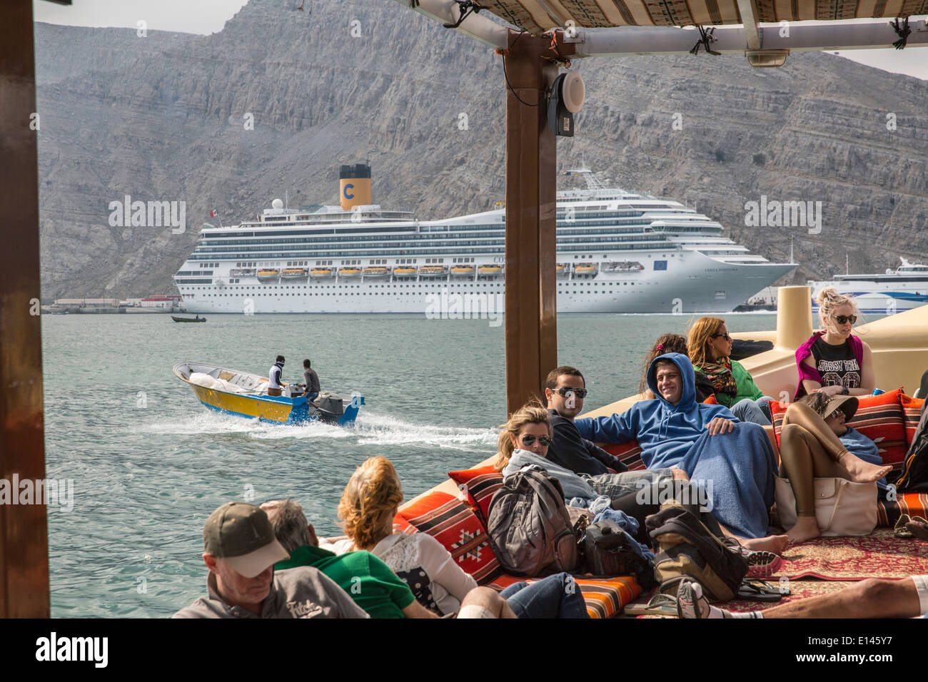 Oman, Khasab, Hafen, iranische Schmuggler bringen waren zurück in den Iran mit kleinen Booten. Touristen auf Bogen. Kreuzfahrtschiff Costa Fortuna Stockfoto
