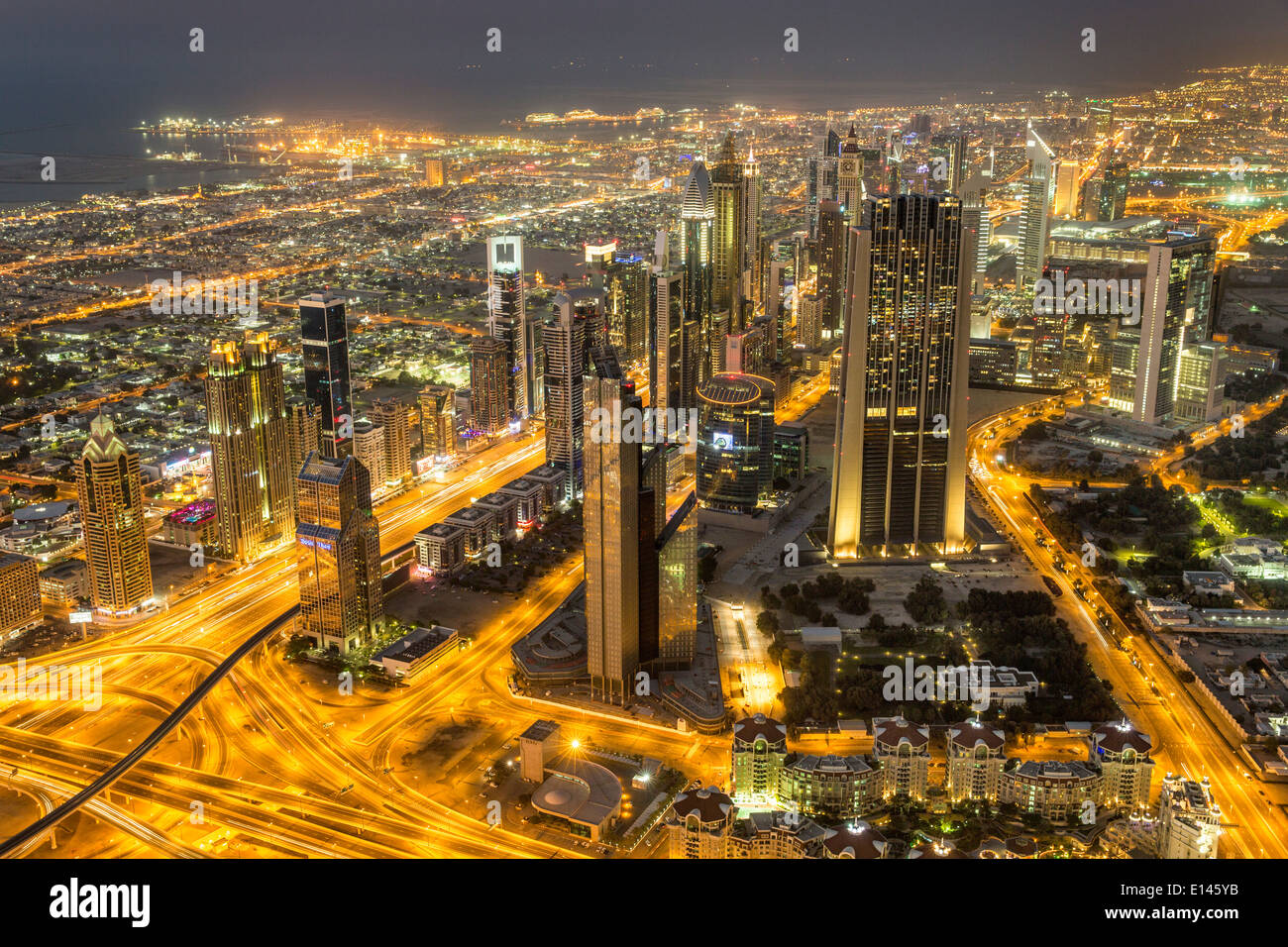 Vereinigte Arabische Emirate, Dubai, finanzielle Stadtzentrum, Sheikh Zayed Road. Blick vom Burj Khalifa, dem höchsten Gebäude. Twilight Stockfoto