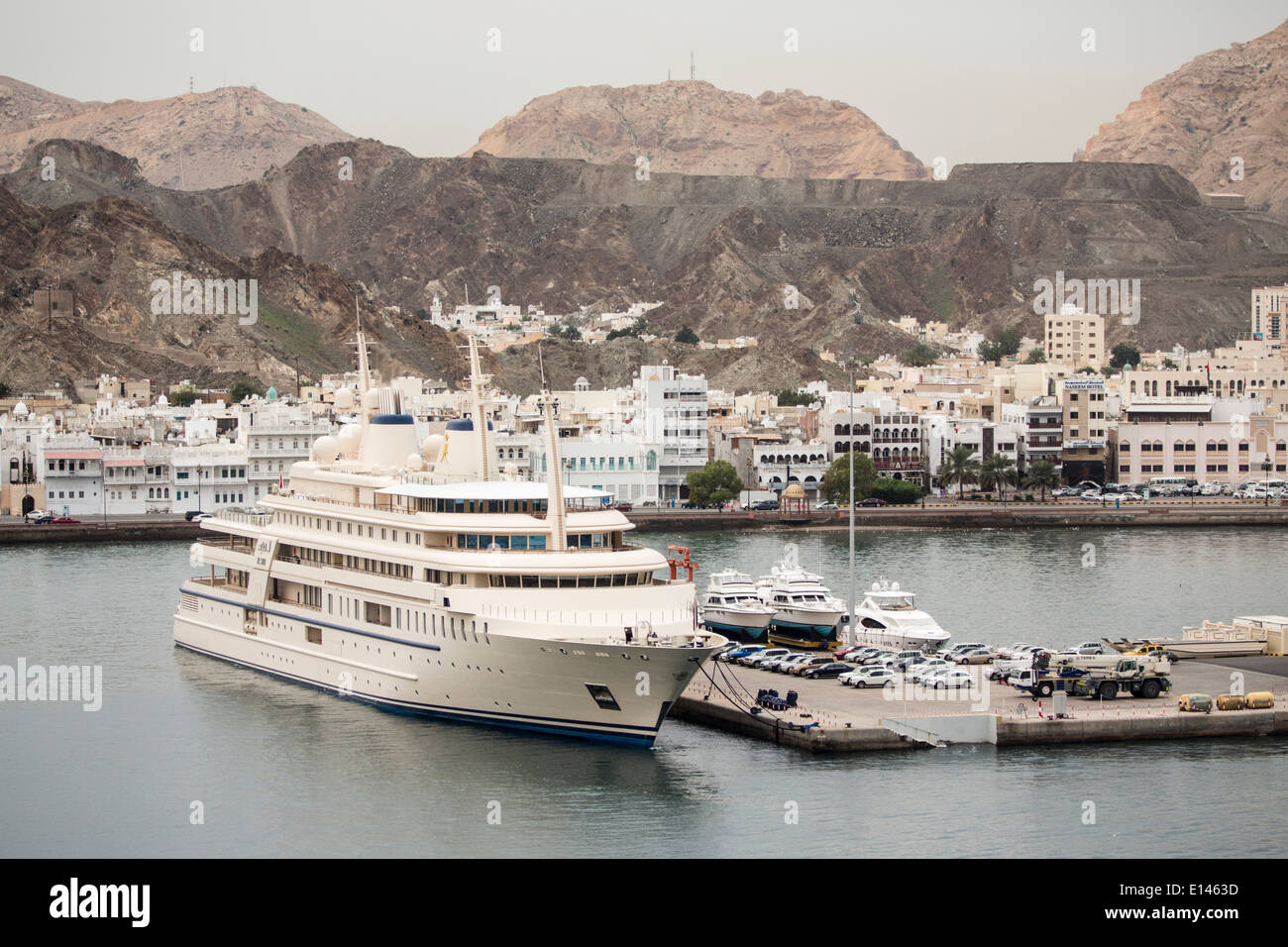 Oman, Maskat, Hafen Mina als Sultan Qaboos. Yacht des Sultans. Hintergrund-Marina und Mutrah Altstadt Stockfoto