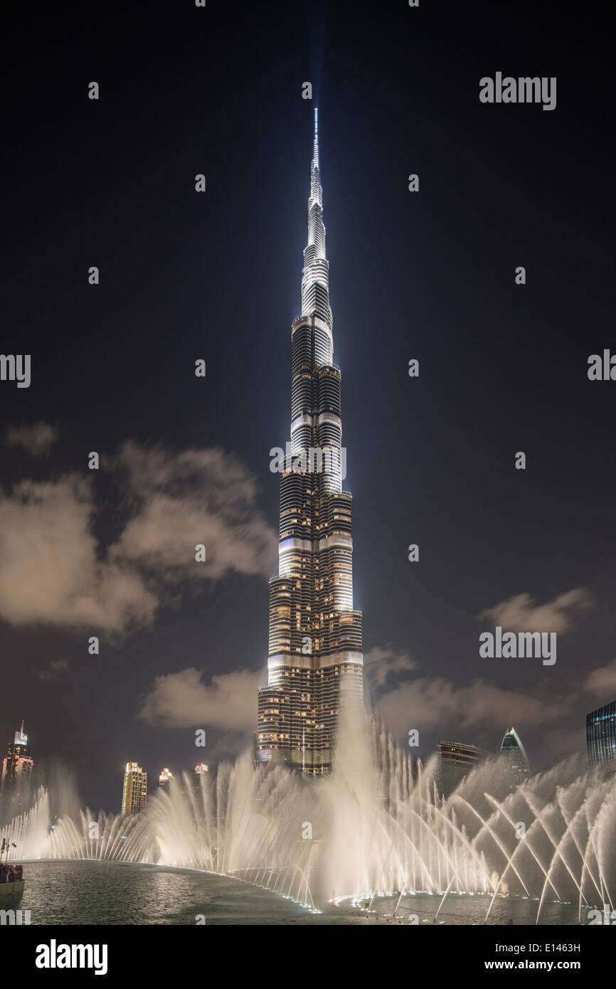 Vereinigte Arabische Emirate, Dubai, Burj Khalifa, das höchste Gebäude der Welt. Brunnen. Nacht Stockfoto