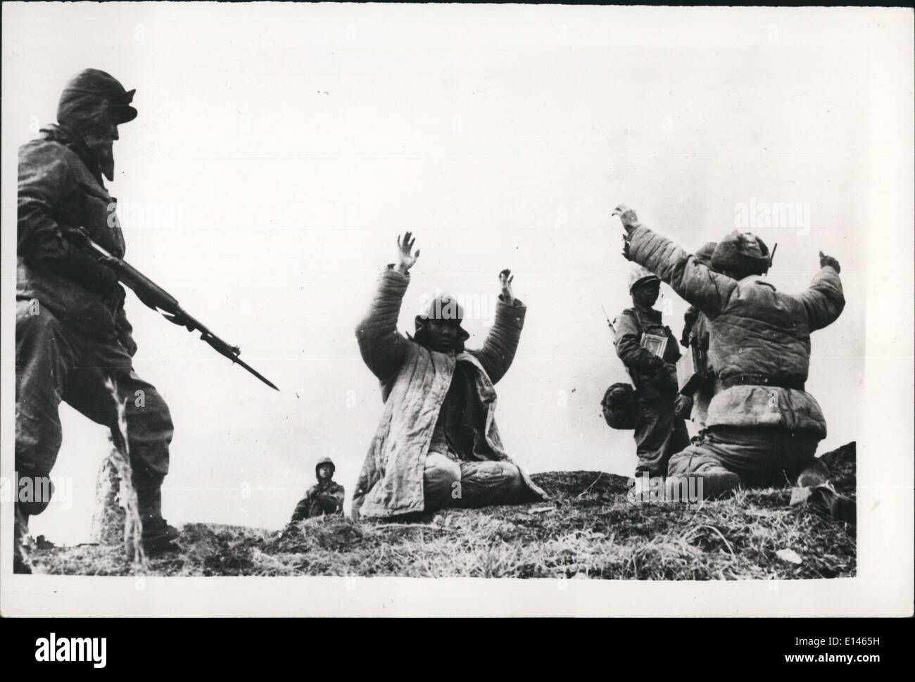 16. April 2012 - United States Marines nehmen Gefangene der Korea-Krieg geht weiter: Foto zeigt die Szene als United States Marines-Fortsetzung ihrer Fahrt in Richtung der 38.. Parallel in der zentralen koreanischen front-Surround eine Partei der chinesischen rot - und ein paar mehr Gefangene ihrer ständig wachsenden Sammlung hinzufügen. Stockfoto