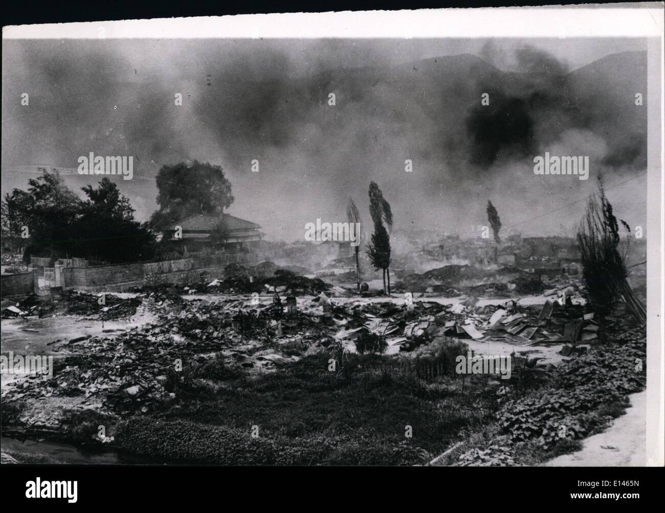 16. April 2012 - Teig Rennen In Rauchen koreanischen Stadt: Foto zeigt eine unbekannte Stadt Andong bis Yechon, Korea, als amerikanische Truppen Vormarsch in Richtung Yechon glimmt. Stockfoto
