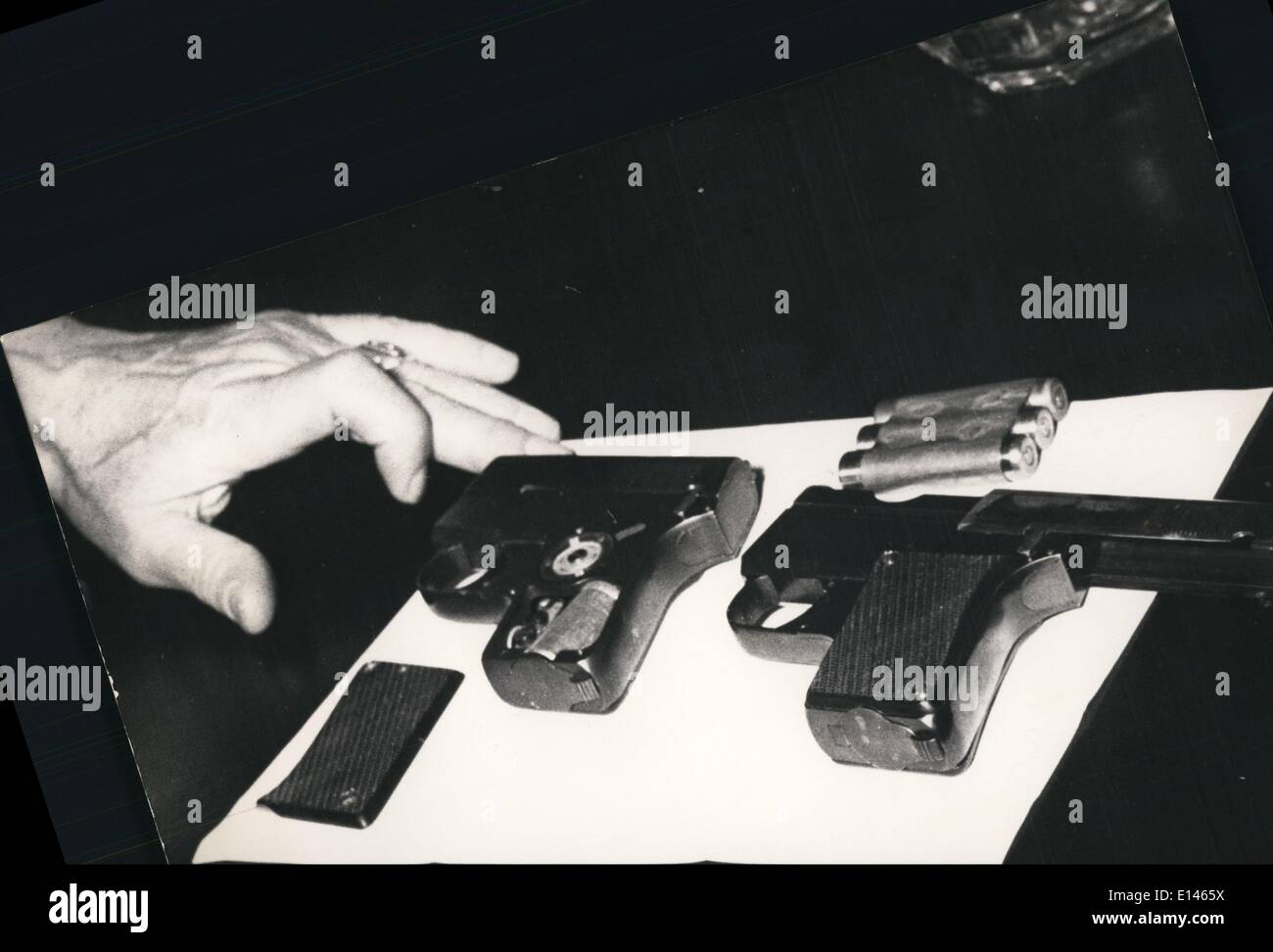 16. April 2012 - abgebildet Sowjet-russische MVD Officer N.E Khokhlov dient, im Exil lebenden russischen Politiker zu ermorden. Die elektrische Pistole, ausgestattet mit Schalldämpfer, feuerte Kugeln in Zyankali beschichtet. Ted Lapidus Frühling und Sommer-Modenschau in Paris Stockfoto