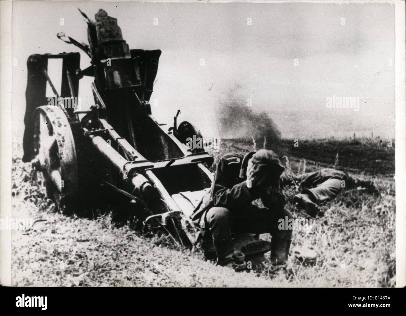 16. April 2012 - war das Bild in der Zeitung als Mittel zur Erinnerung an den 20. Jahrestag des VE-Tag verwendet. Publikum außerhalb der Chanel-Boutique Stockfoto