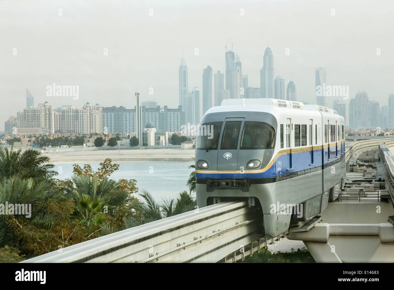 Vereinigte Arabische Emirate, Dubai, Monorail auf Palm Jumeirah Stockfoto