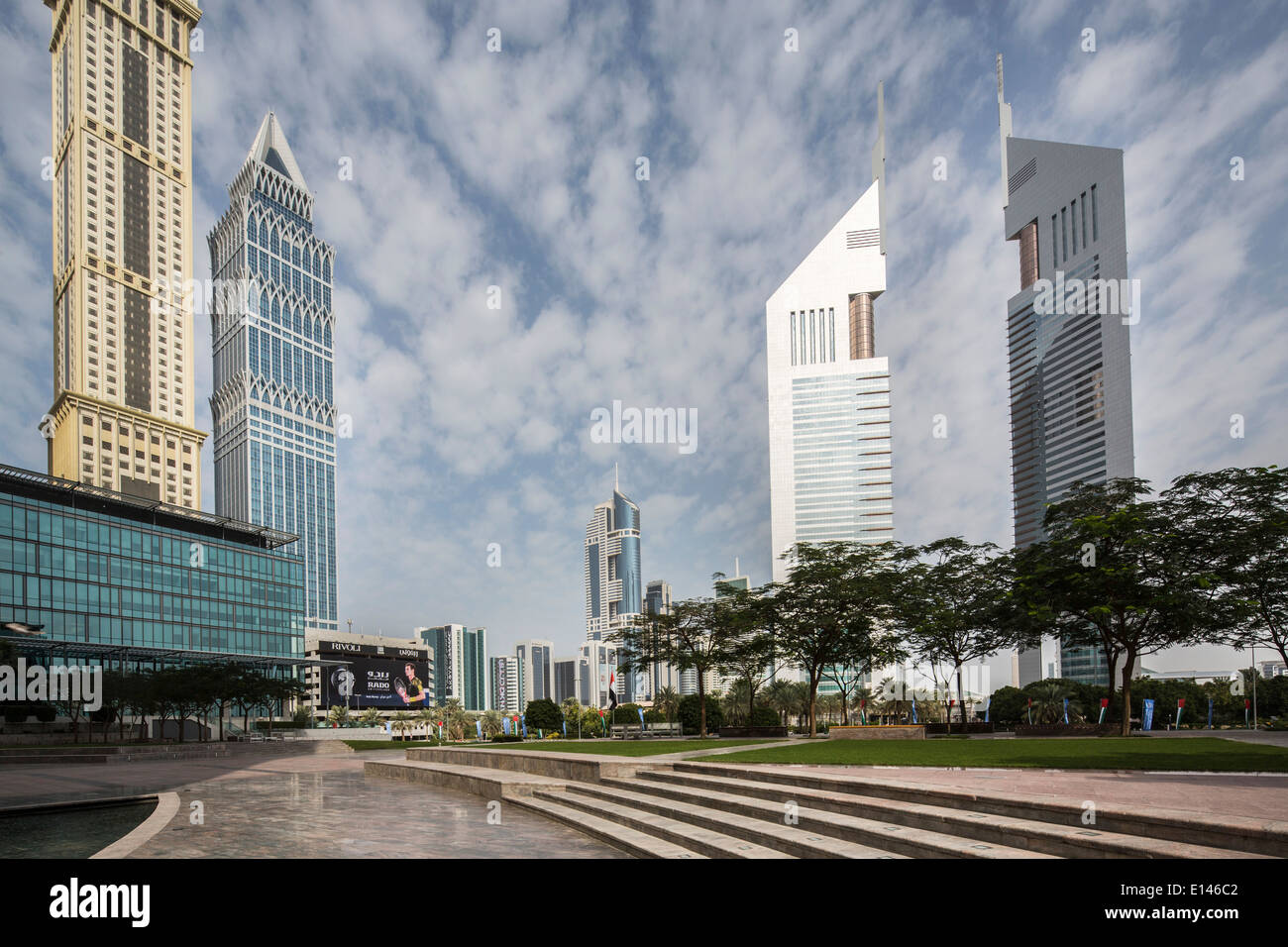 Vereinigte Arabische Emirate, Dubai, Hochhäuser in der Nähe von Sheikh Zayed Road in finanziellen Stadtzentrum entfernt. Finanzielle richtige Emirates Towers Stockfoto