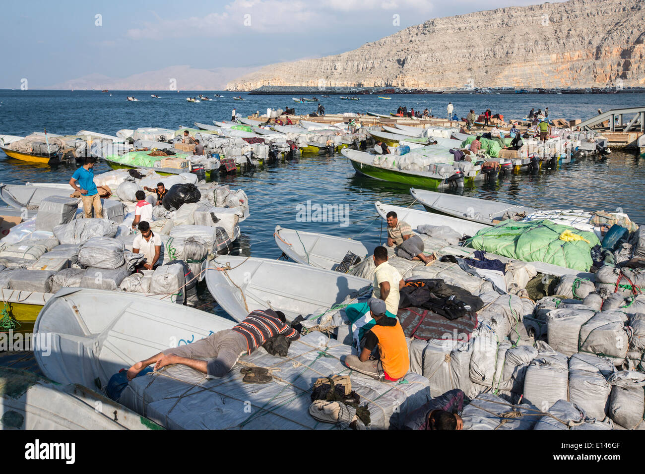 Oman, Khasab, Hafen, iranische Schmuggler landwirtschaftlicher Erzeugnisse in Oman und Luxusgüter zurück in den Iran mit kleinen Booten Stockfoto