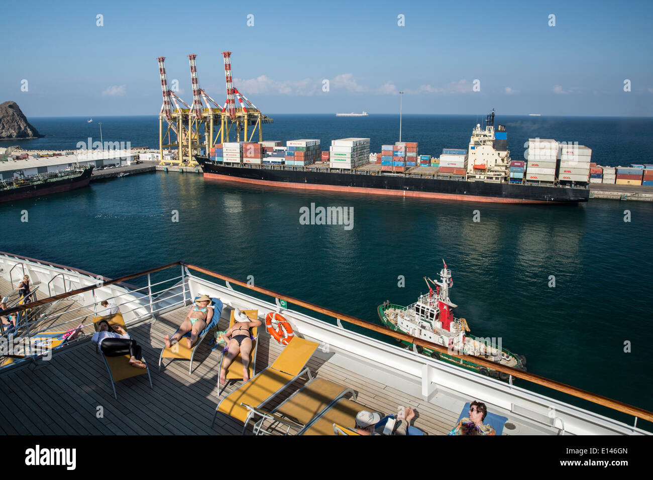 Oman, Maskat, Hafen Mina als Sultan Qaboos. Hafen von Containern. Ansicht von Costa Fortuna Kreuzfahrtschiff Stockfoto