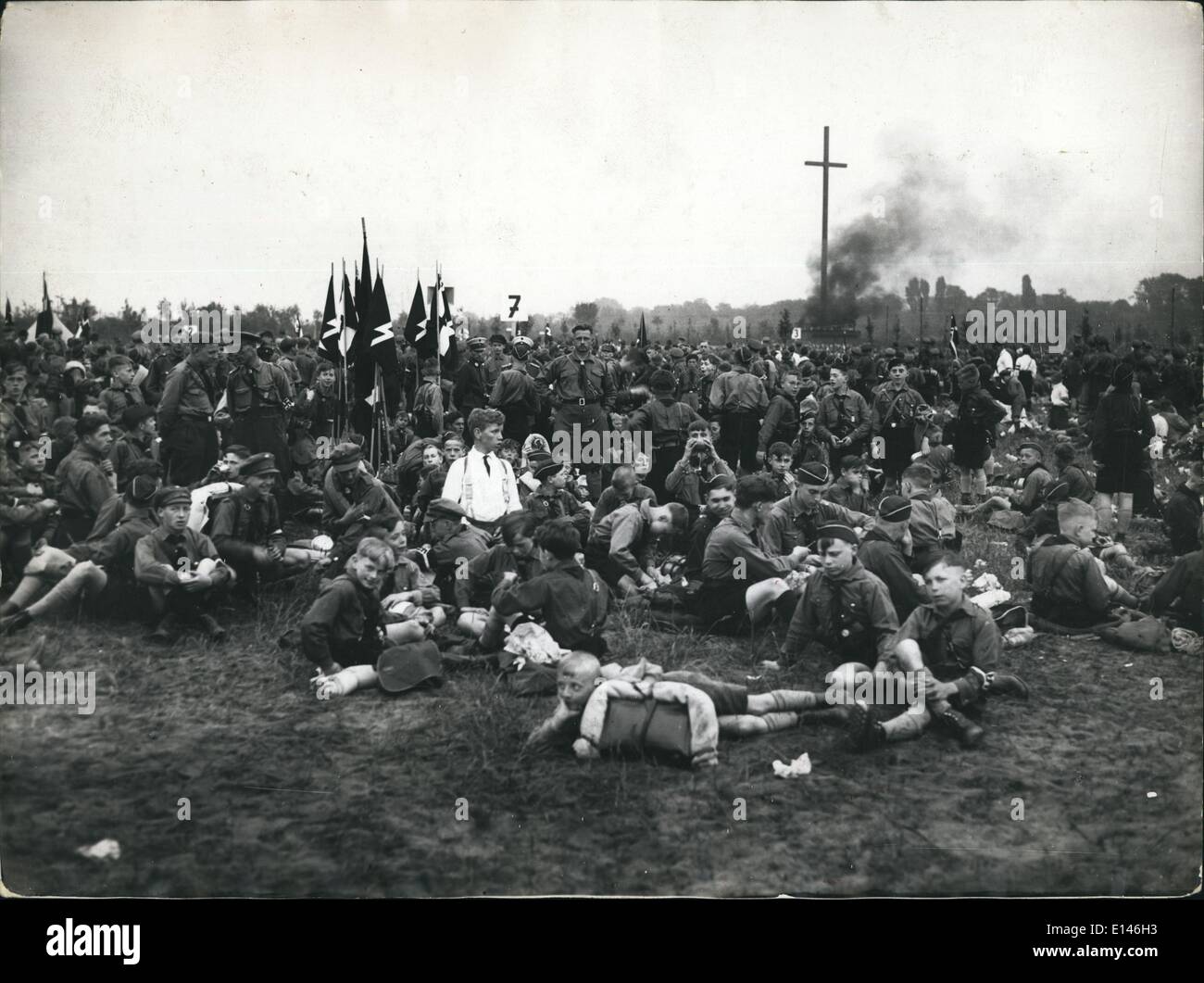 16. April 2012 - ehrt Rheinland Schlageter! Bild zeigt einen Blick auf das große Fest der Hitler-Jugend von Albert Leo Schlageter, die vor zehn Jahren, vor dem Schlageter Cross in der Nähe von Düsseldorf o/Rhein auf von der französischen Regierung zum Tode verurteilt wurde möglicherweise 27,33 Stockfoto