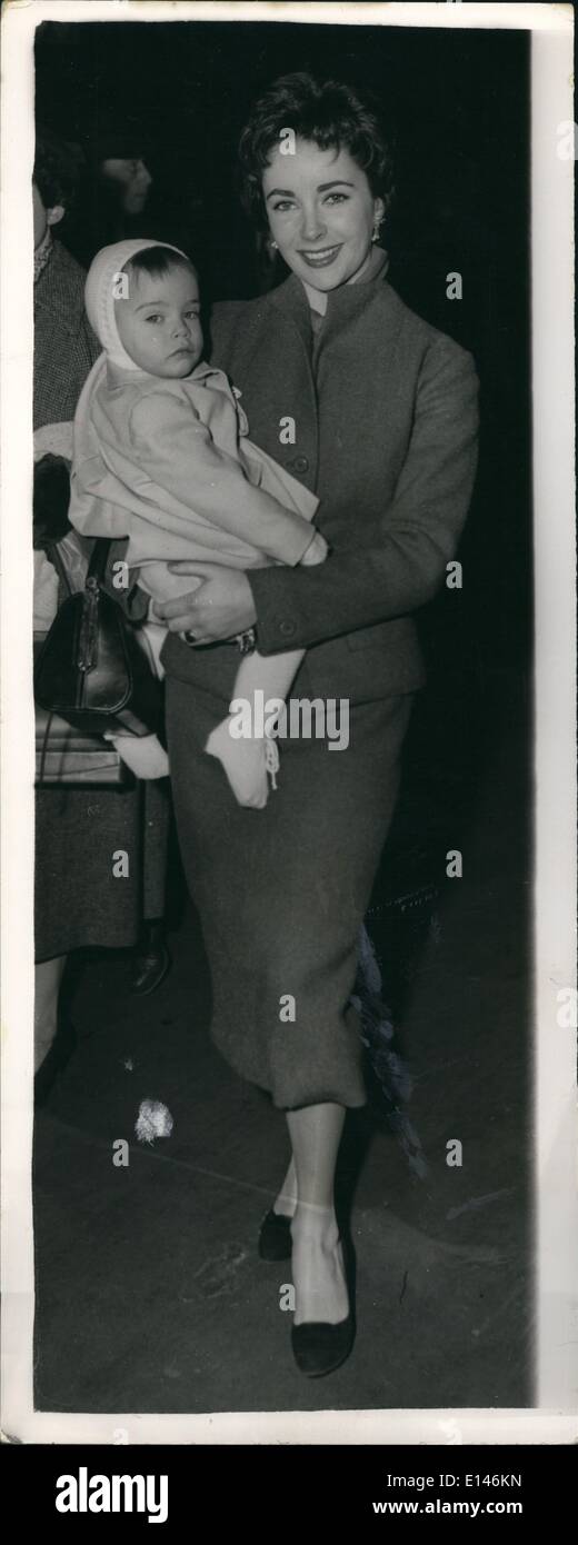 16. April 2012 - Michael Wilding und Elizabeth Taylor verlassen für Amerika: Elizabeth Taylor hält Baby Michael, fotografiert bei Waterloo heute, wenn Sie mit ihrem Ehemann Michael Wilding, sie ließen auf der Queen Elizabeth Schiff-Zug Enronte nach Amerika. Stockfoto
