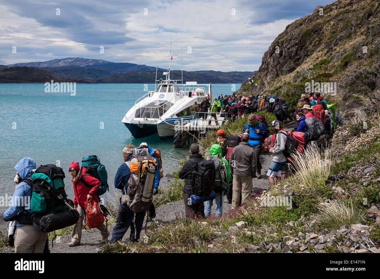 Rucksacktouristen bereit, in die Fähre von Paine Grande nach Pudeto begeben. Pehoe See. Torres del Paine Nationalpark. Chile Stockfoto