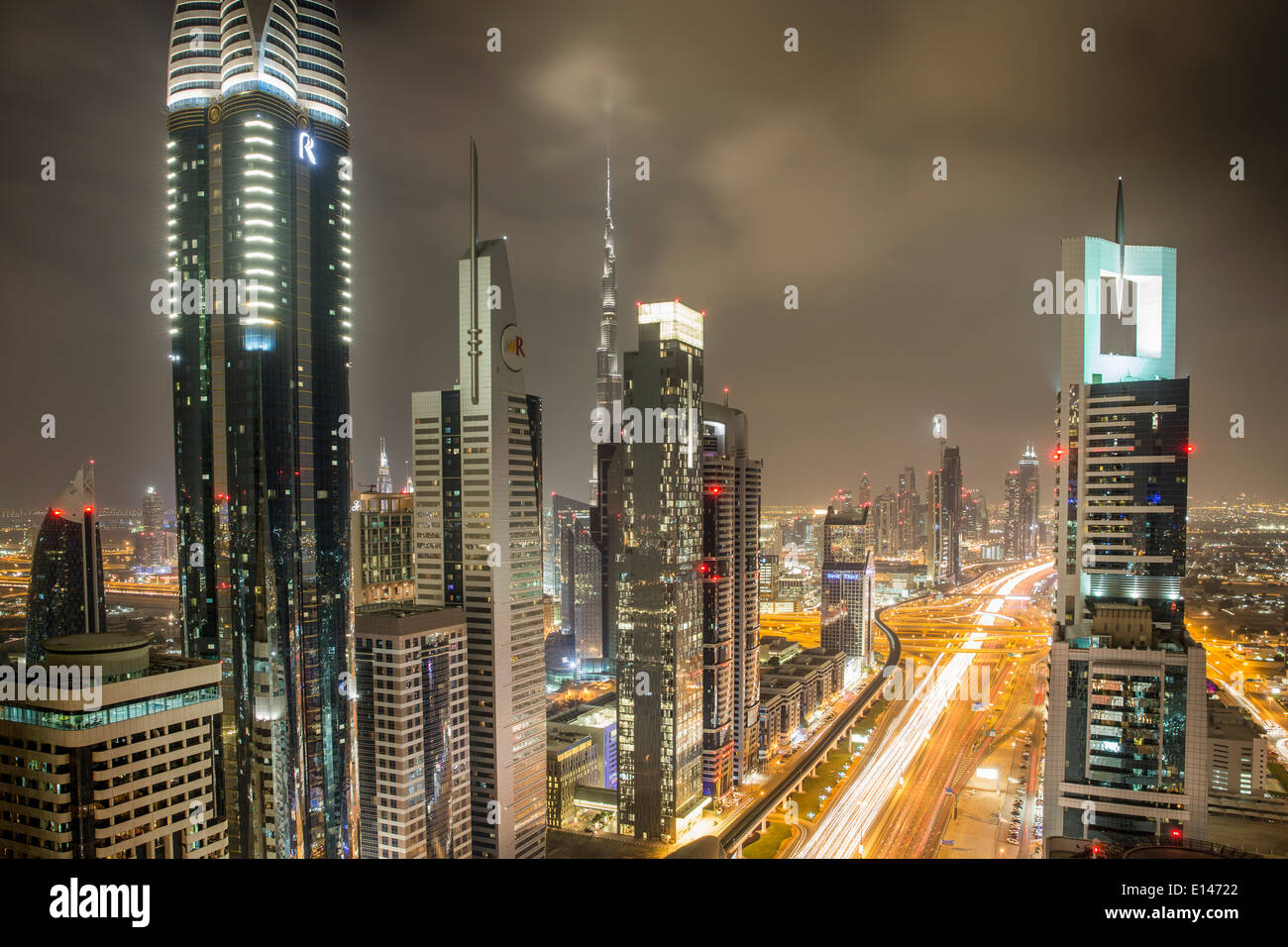 Vereinigte Arabische Emirate, Dubai, Sheikh Zayed Road kreuzt die finanzielle Innenstadt mit Burj Khalifa, Nacht Stockfoto