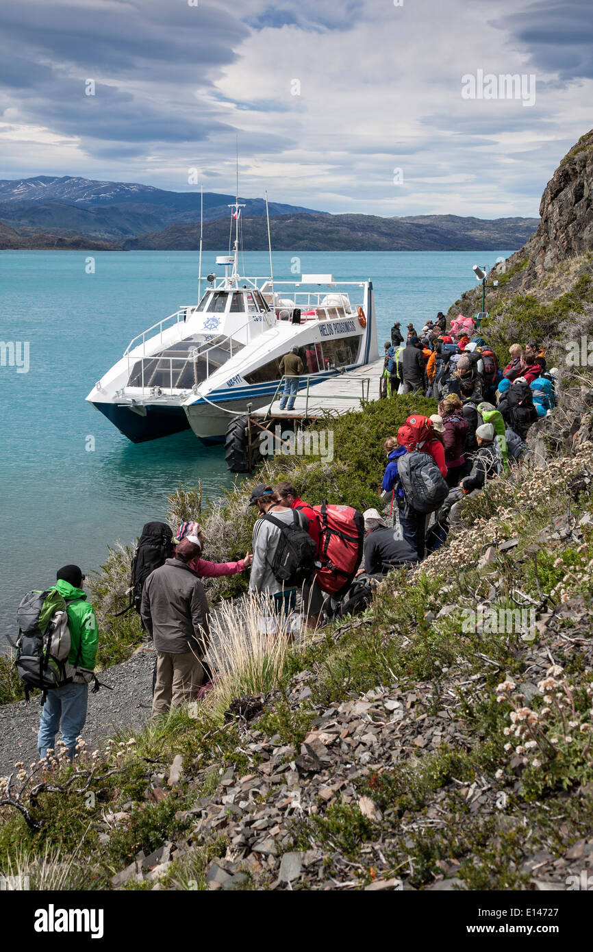 Rucksacktouristen bereit, in die Fähre von Paine Grande nach Pudeto begeben. Pehoe See. Torres del Paine Nationalpark. Chile Stockfoto