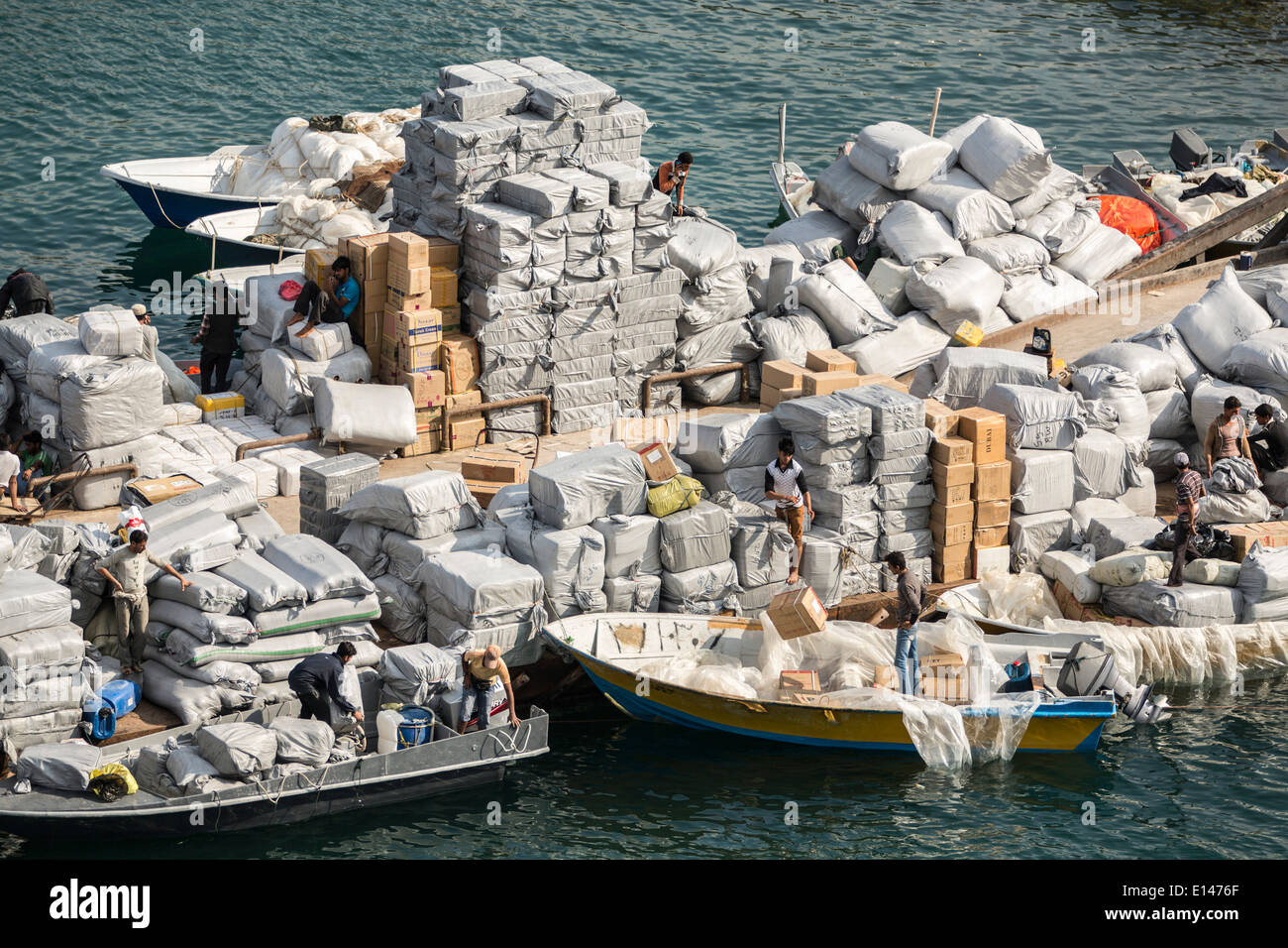 Oman, Khasab, Hafen, iranische Schmuggler landwirtschaftlicher Erzeugnisse in Oman und Luxusgüter zurück in den Iran mit kleinen Booten Stockfoto