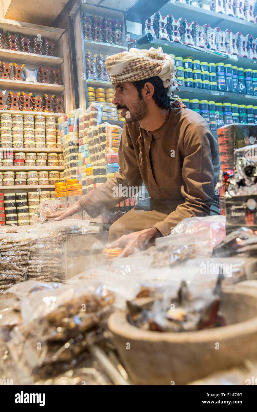 Oman, Maskat, Mutrah Altstadt und neuen. Weihrauch-Verkäufer Stockfoto