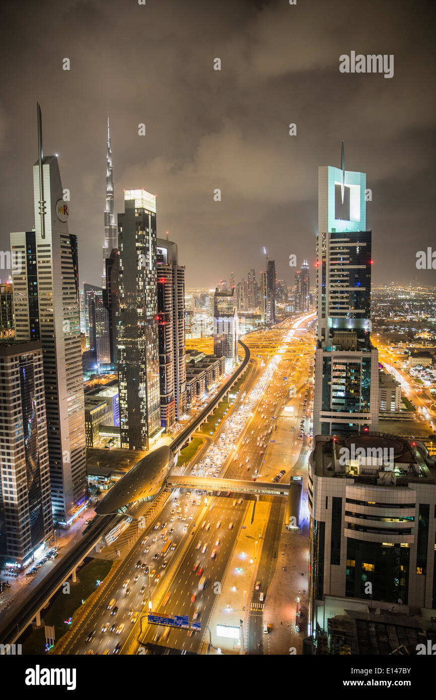 Vereinigte Arabische Emirate, Dubai, Sheikh Zayed Road kreuzt die finanzielle Innenstadt mit Burj Khalifa, Nacht Stockfoto