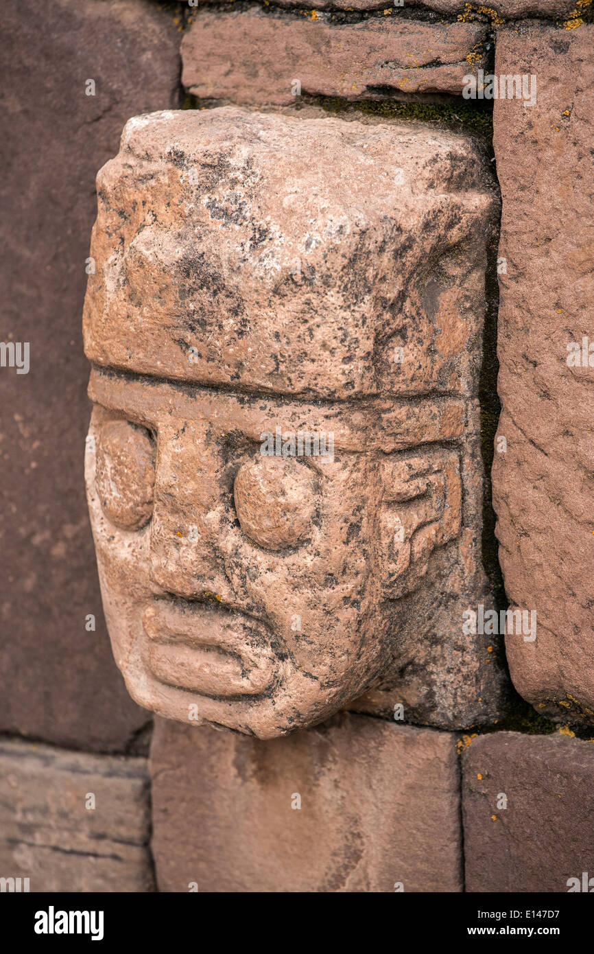 Geschnitzte Steinköpfe Zapfen eingebettet in Wand des halb unterirdischen Tempels. Tiwuanaku archäologische Stätte. Bolivien Stockfoto