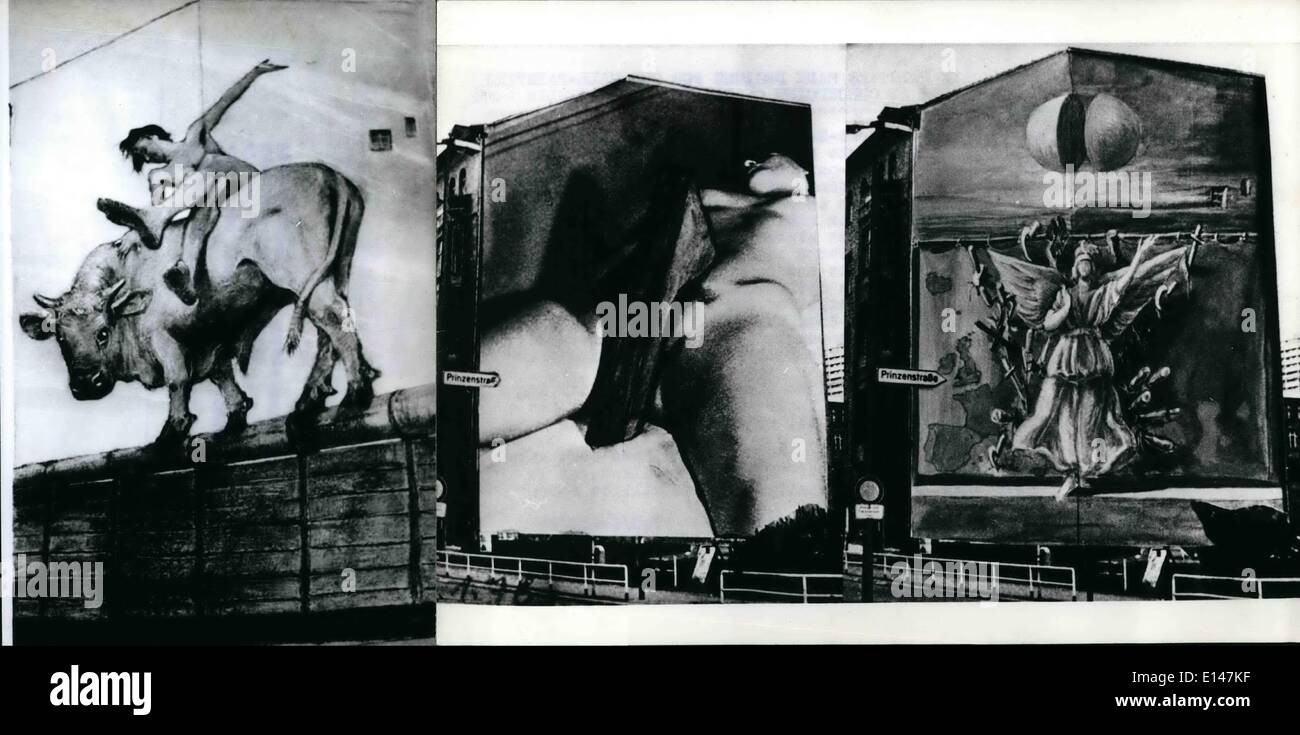 16. April 2012 - West-Berliner Maler machte Entwürfe für die Wandmalerei '' Haus am Checkpoint Charlie'' in West-Berlin: drei bekannte West-Berliner Maler Gisela Breitling, Johannes Grutzke und Wolff Vostell haben Entwürfe für die Wandmalereien der '' Haus am Checkpoint Charlie'' gemacht, auf Anfrage von der "Arbeitsgruppe" "13. August''. Das Haus ist wo der Weltgeschichte zeigt die vier Sieger-Nationen sind vertreten drei sowie beide deutsche Staaten Stockfoto