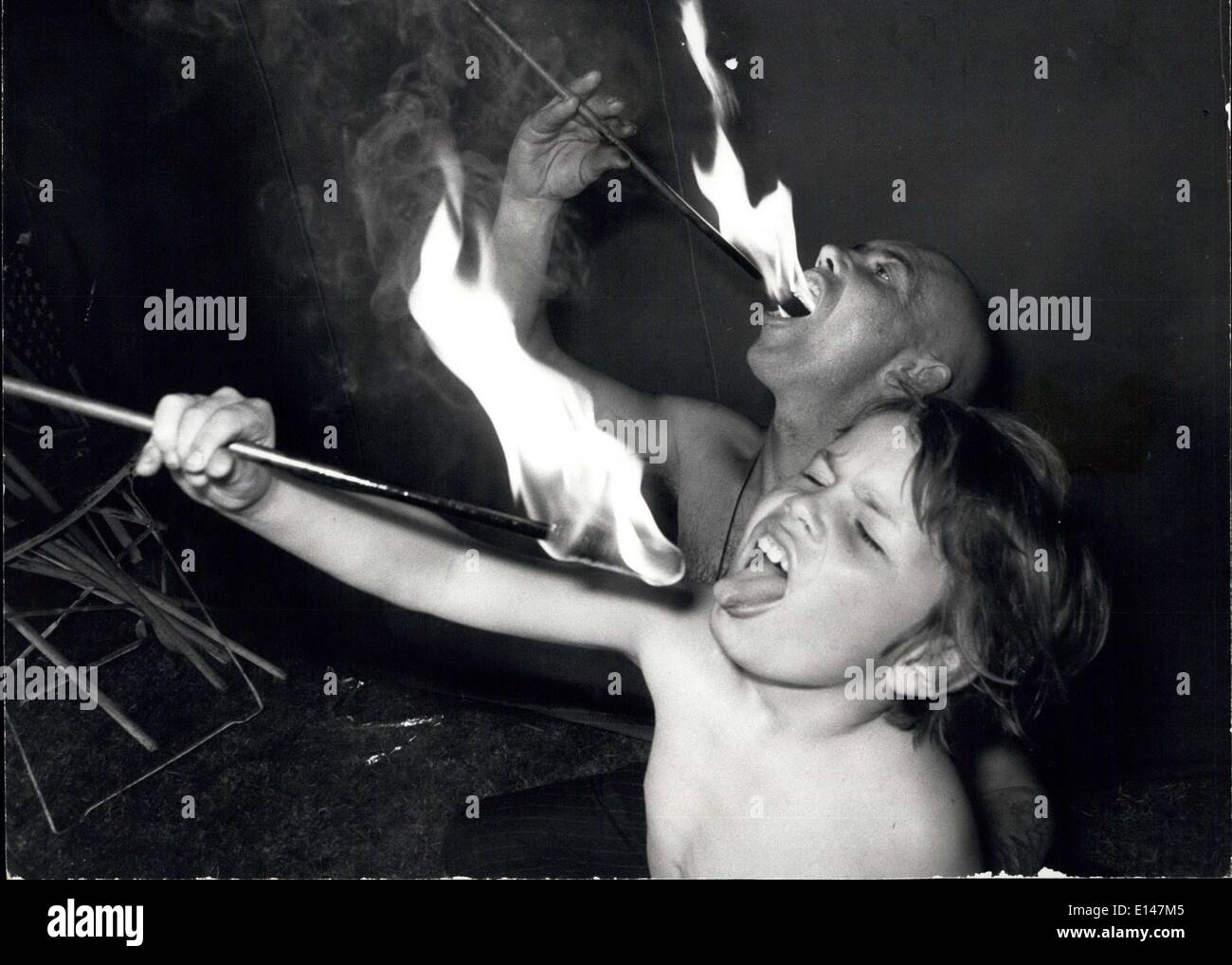 17. April 2012 - El Hakim und sein Sohn gemeinsam in der Hitze des Augenblicks, Essen Feuer ZUM Stockfoto
