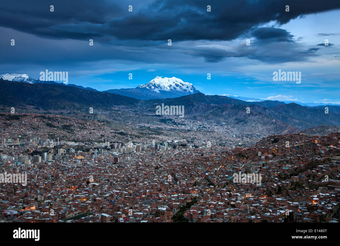 La Paz und Mount Illimani (6462mts). Bolivien Stockfoto