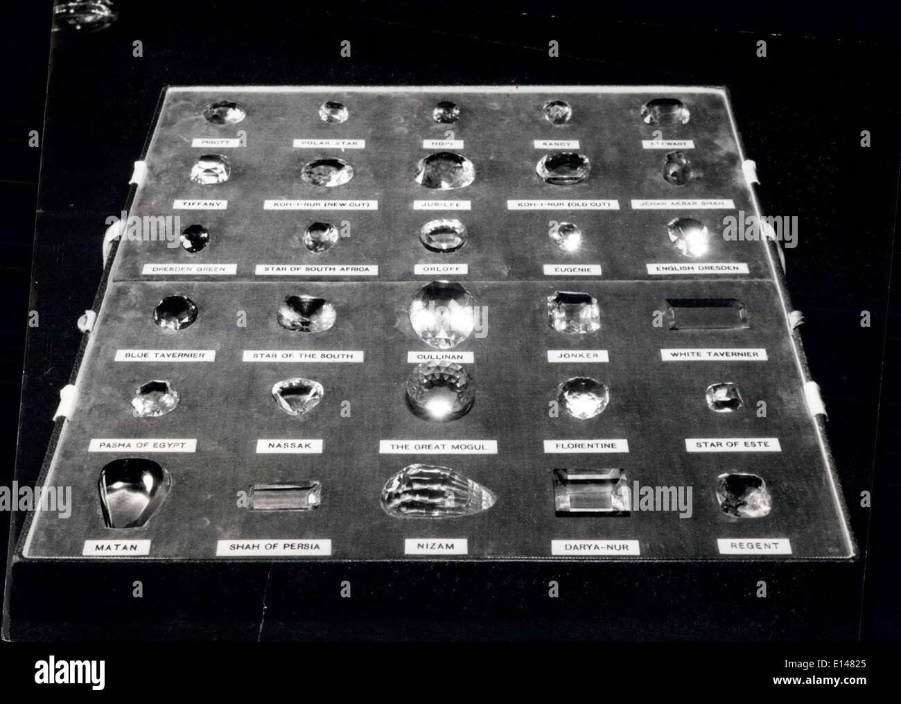 17. April 2012 - die berühmtesten Diamanten der Welt: alles auf ein Tablett. Reproduktionen von der weltweit größten und berühmtesten Diamanten sind auf dem Display in den Büros der Diamond Trading Company. Unter ihnen ist die Hoffnung, die Cullinan, Ko-i-Nur und Jenker Diamanten zu sehen. Stockfoto