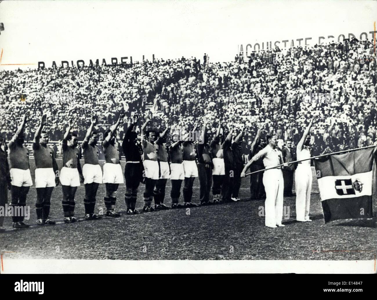 17. April 2012 - WM 1934. Italienischen Nationalmannschaft gegen die Tschechoslowakei hob den rechten Arm im Zeichen der faschistischen Gruß. Stockfoto