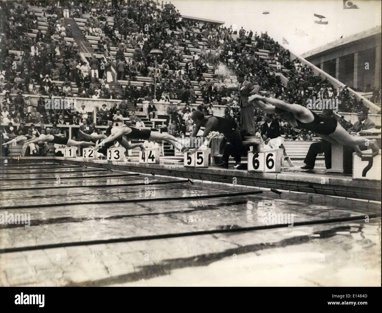 17. April 2012 - Berlin 1936 - Olympische Spiele: 100 Meter Crawl (Frauen). Das Foto zeigt 100 m Crawl als Schwimmer den ersten Sprung zu wagen. Stockfoto
