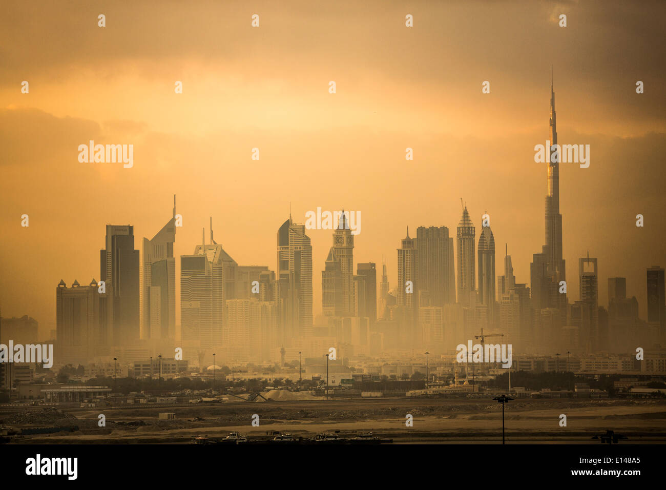 Vereinigte Arabische Emirate, Dubai, finanzielle Zentrum Skyline der Stadt mit Burj Khalifa, das höchste Gebäude der Welt. Sonnenuntergang Stockfoto