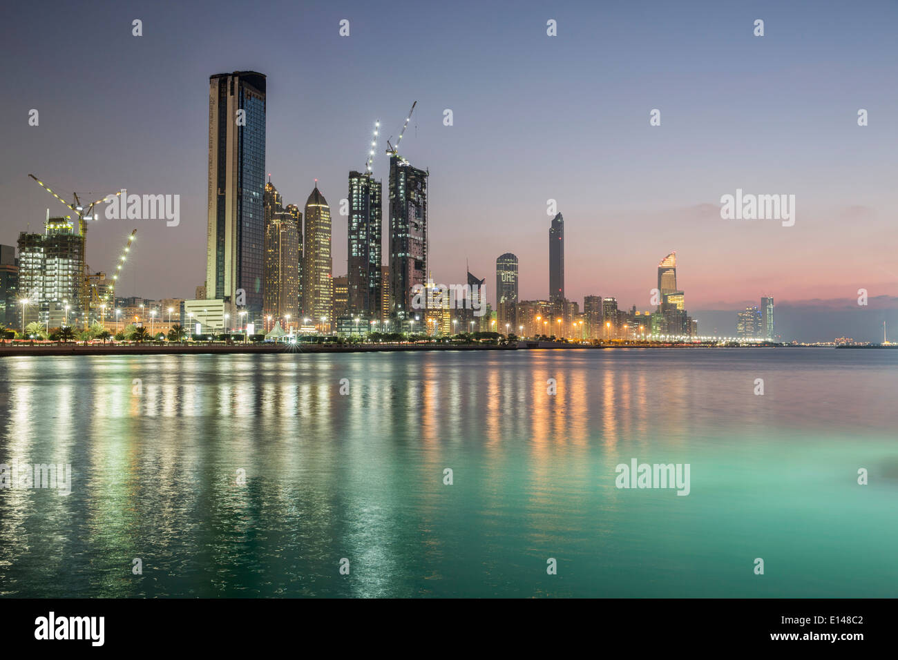Vereinigte Arabische Emirate, Abu Dhabi Skyline in der Dämmerung, Dämmerung Stockfoto