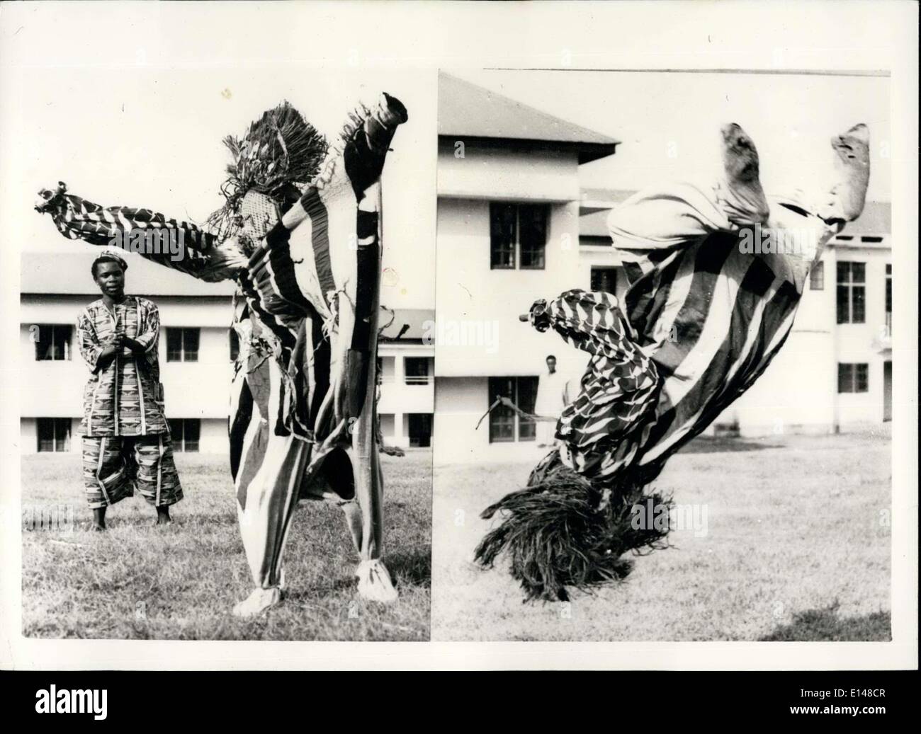 17. April 2012 - die königliche nigerianischen Tour. Anzeige der Stammes-tanzen. Einer der das Team von Ishan Ujabore Juju Tänzerinnen, Akrobatik vor HM The Queen und der Herzog von Edinburgh, während eine Anzeige von Tribal tanzen in Ibadan, westlichen Nigeria. Das Team besteht aus 12 bis 16 Männer aus Uromi im Unternehmensbereich Ishan der Benin-Provinz, und die Tänzer erschweren ihre Akrobatik von, komplett von Kopf bis Fuß in wollenen Gewändern gekleidet. Stockfoto