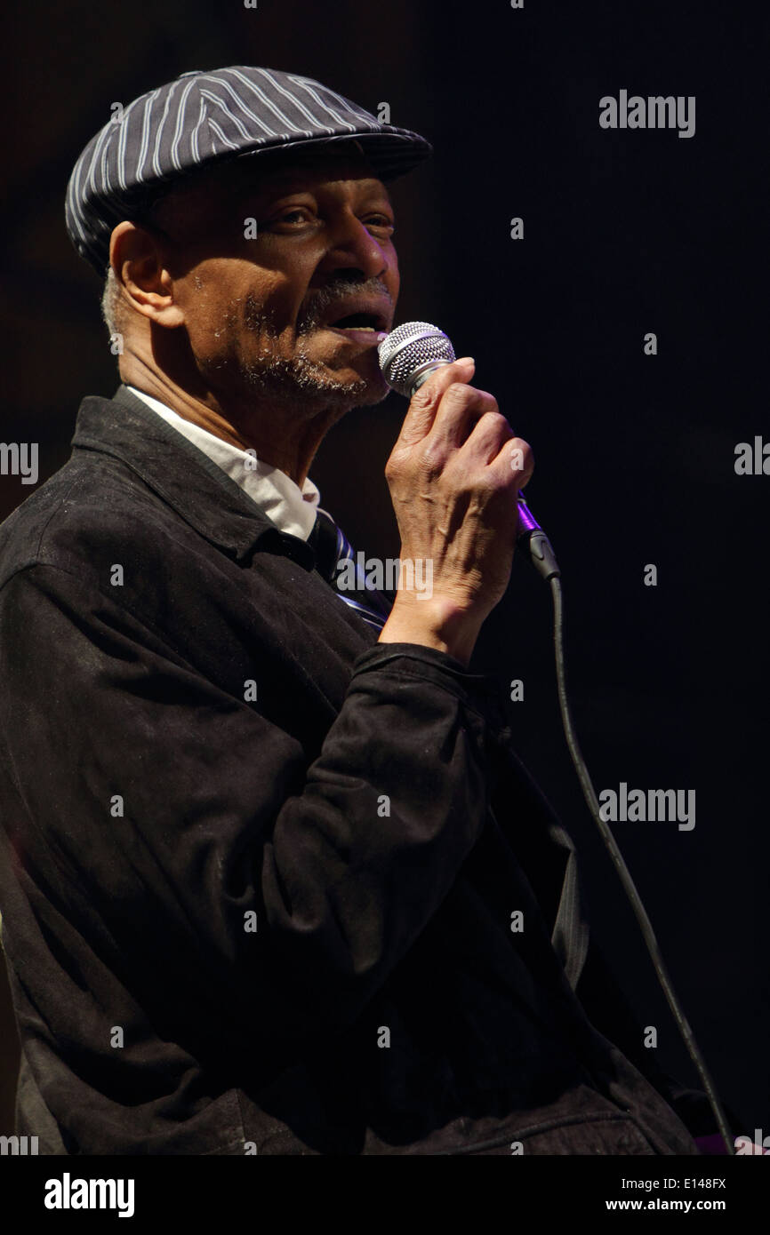 US-amerikanischer Pianist McCoy Tyner spricht die Zielgruppe bei seinem Konzert am Jazz Festival Torino. Stockfoto