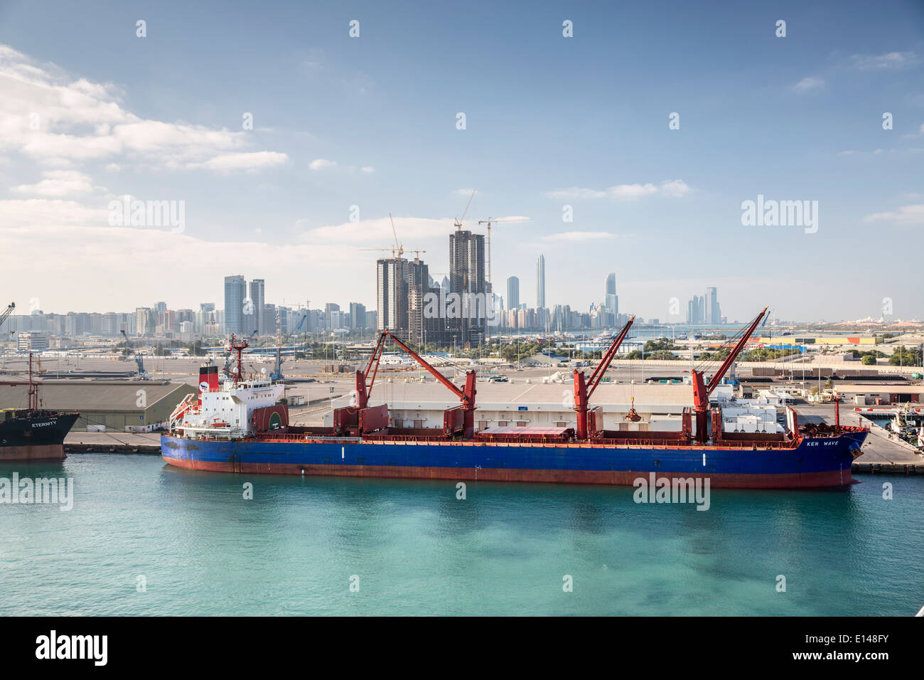 Vereinigte Arabische Emirate, Abu Dhabi, Hafen und Skyline Stockfoto