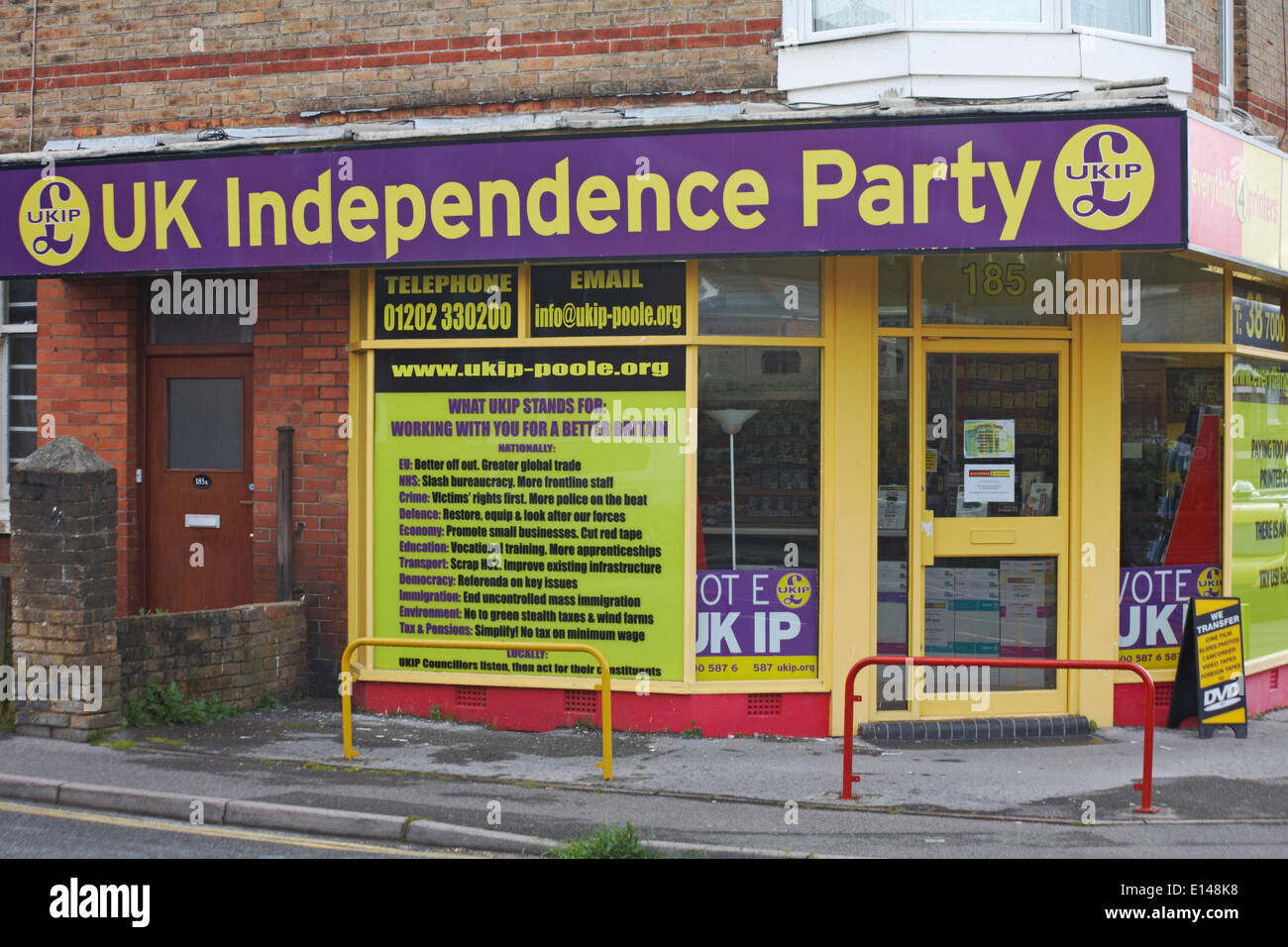 Parkstone, Poole, Dorset UK 22. Mai 2014. Die UKIP Büro in Poole am Tag der Wahlen zum Europäischen Parlament als Menschen Kopf, Wahllokale, auf einem nassen und regnerischen Tag zu stimmen. Der UK Independence Party hofft, dass das Verhältniswahlrecht System verwendet, bei den Wahlen zum Europäischen Parlament stärkt seine Position im Europäischen Parlament. Wofür die UKIP steht, gemeinsam mit Ihnen für eine bessere Großbritannien. Bildnachweis: Carolyn Jenkins/Alamy Live-Nachrichten Stockfoto