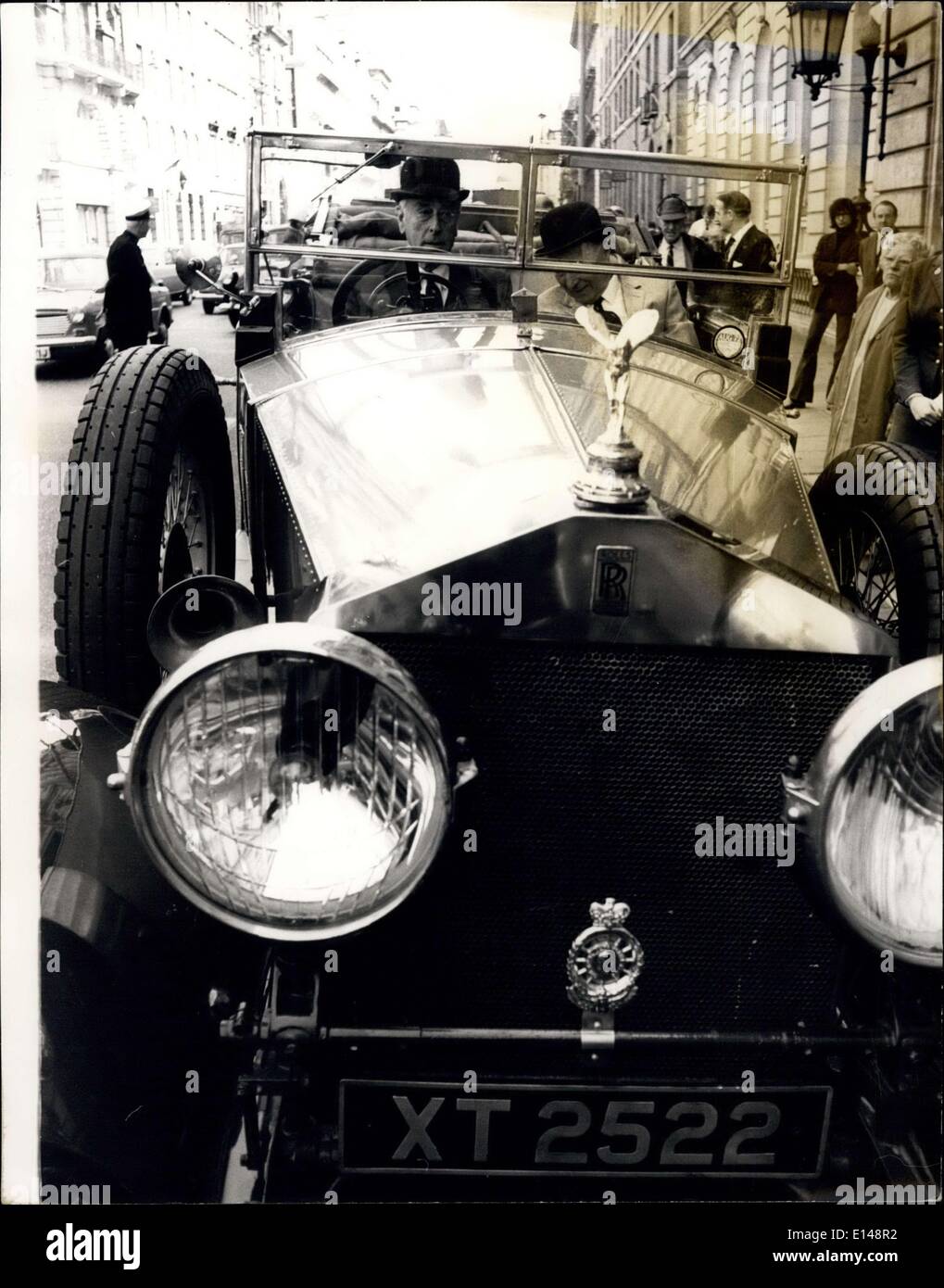 17. April 2012 - Rolls Oldtimer Royce angetrieben von Lord Mountbatten durch London. Eines Großbritanniens historischen Autos, einem 1924 Rolls Royce "Silver Ghost'', trieb Lord Mountbatten von RAC-Hauptsitz in Pall Mall, Ford Showrooms in der Regent Street, wenn er die RAC 75. Jubiläums-Ausstellung, '' The Alter of the Motor Car'', heute eröffnet. Das Auto ist das erste vollständig optimierte Rolls-Royce jemals gebaut und wurde persönlich von Lord Mountbatten mit Hilfe der Marktschreier, die Trainer-Erbauer Stockfoto
